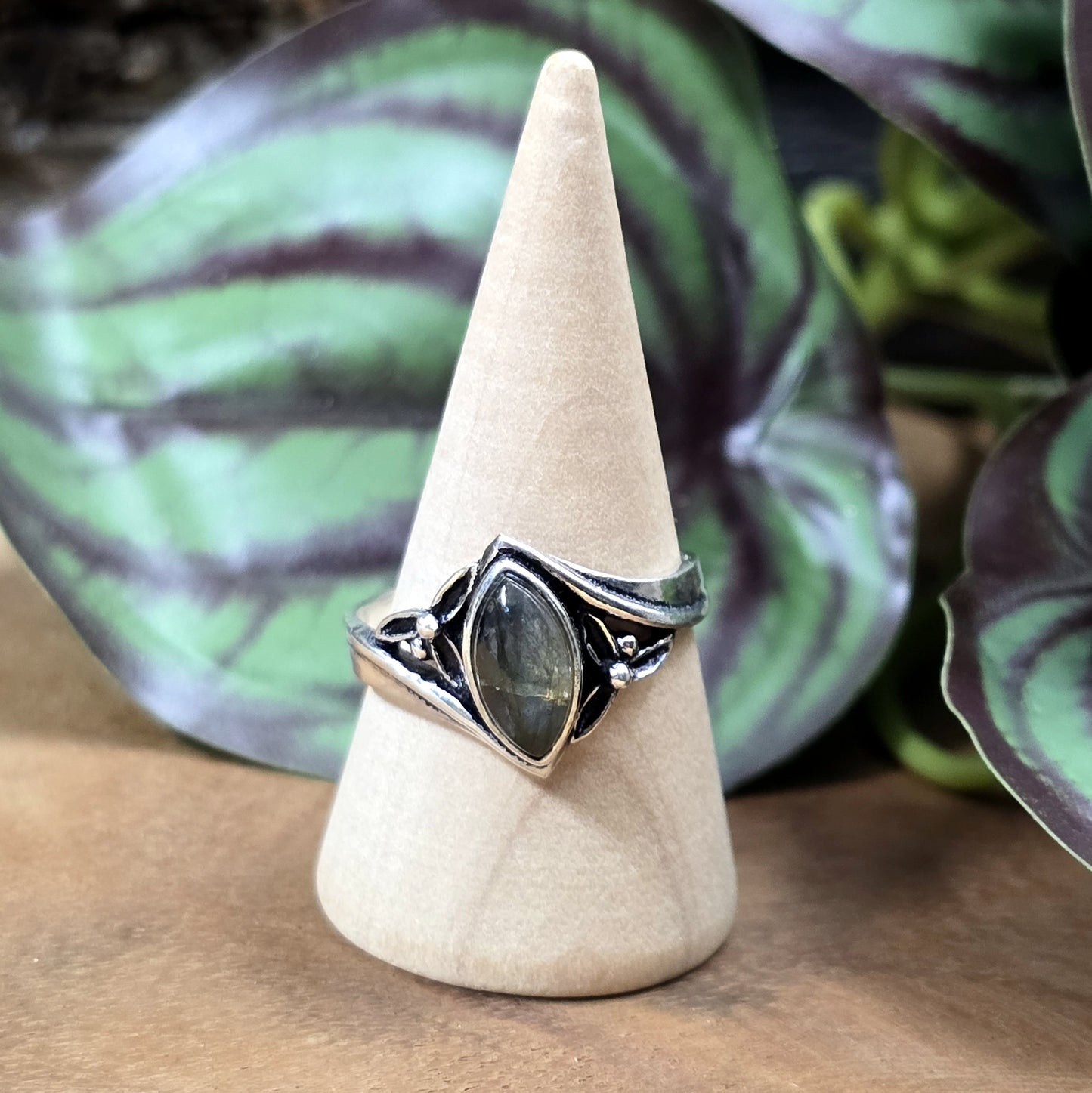 Ring aus .925 Sterling Silber mit navettenförmigem Labradorit