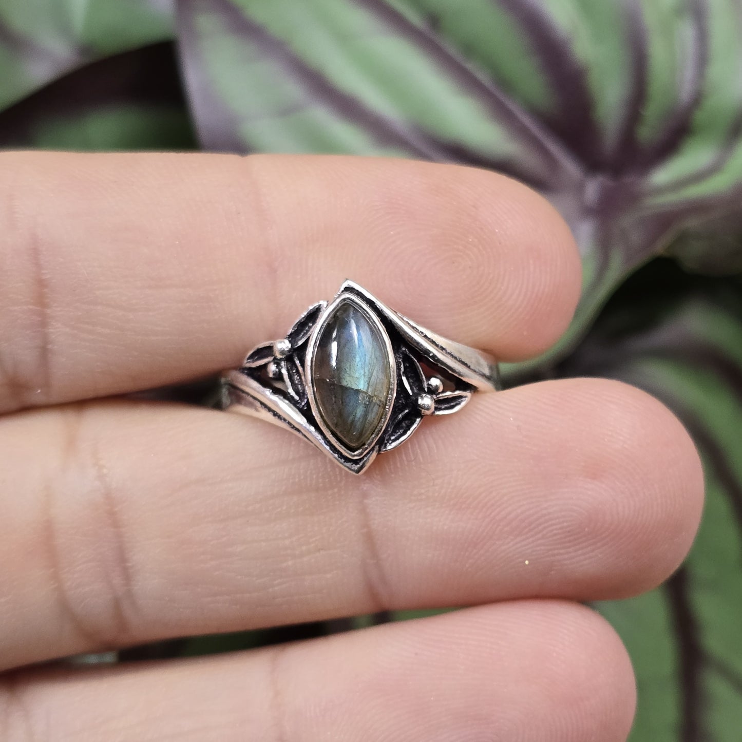 Ring aus .925 Sterling Silber mit navettenförmigem Labradorit