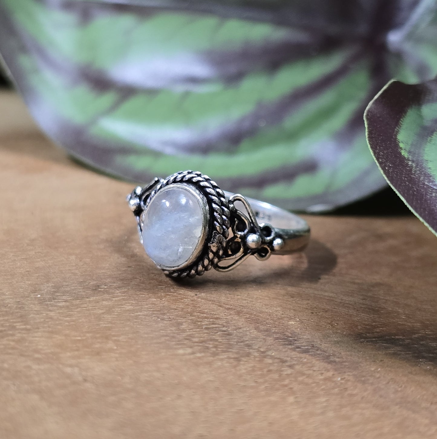 Ring aus .925 Sterling Silber mit kleinem ovalem Regenbogen Mondstein