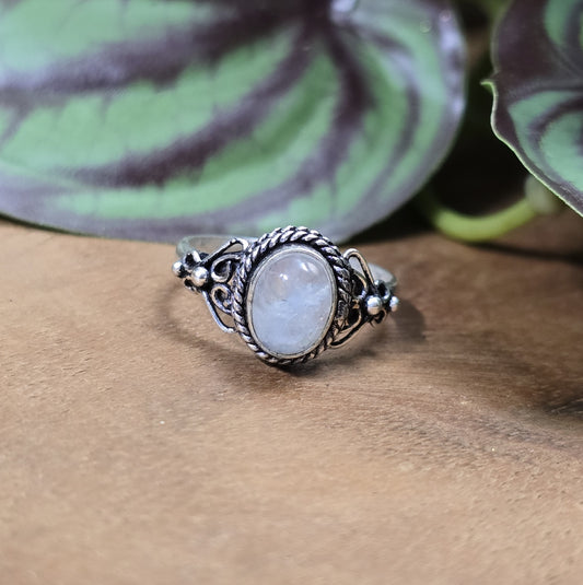 Ring aus .925 Sterling Silber mit kleinem ovalem Regenbogen Mondstein