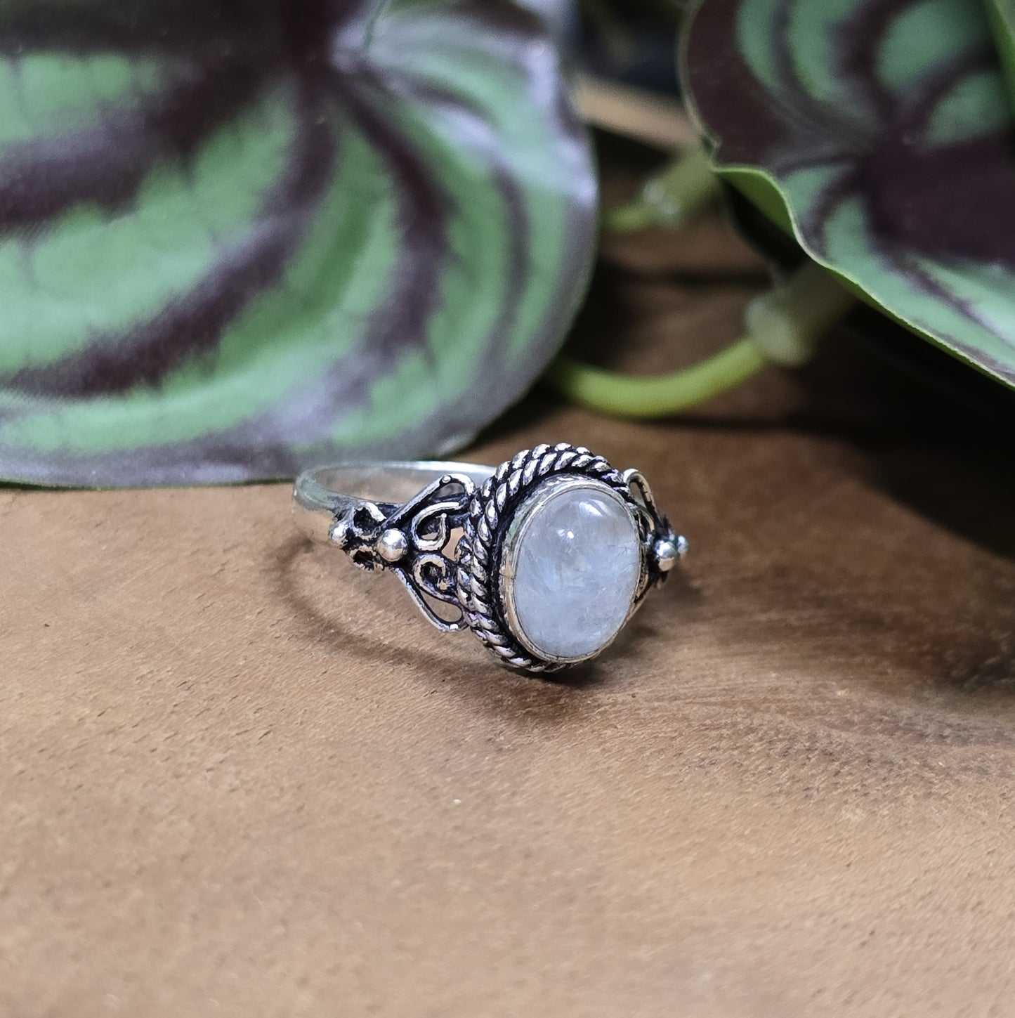 Ring aus .925 Sterling Silber mit kleinem ovalem Regenbogen Mondstein