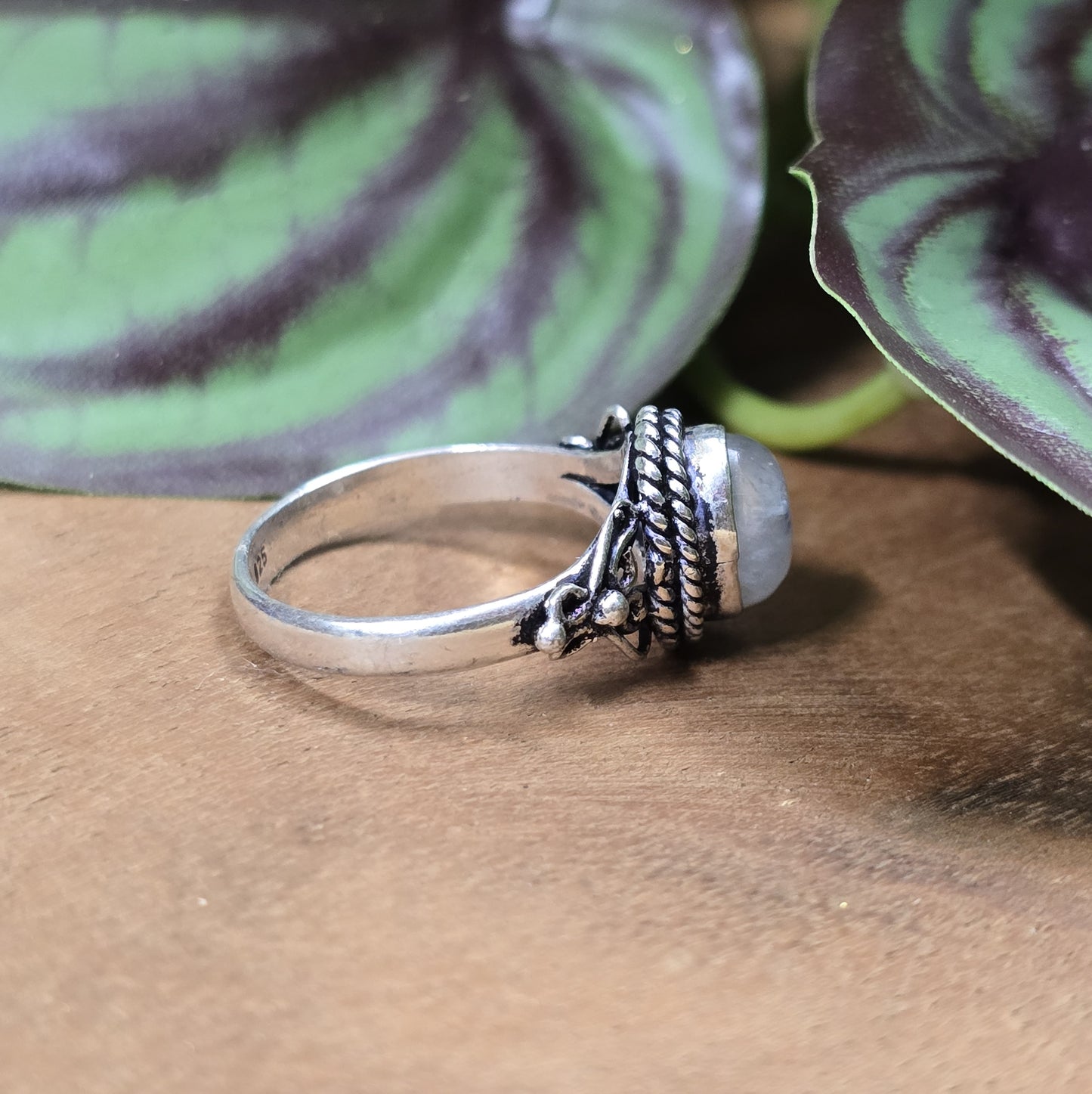 Ring aus .925 Sterling Silber mit kleinem ovalem Regenbogen Mondstein