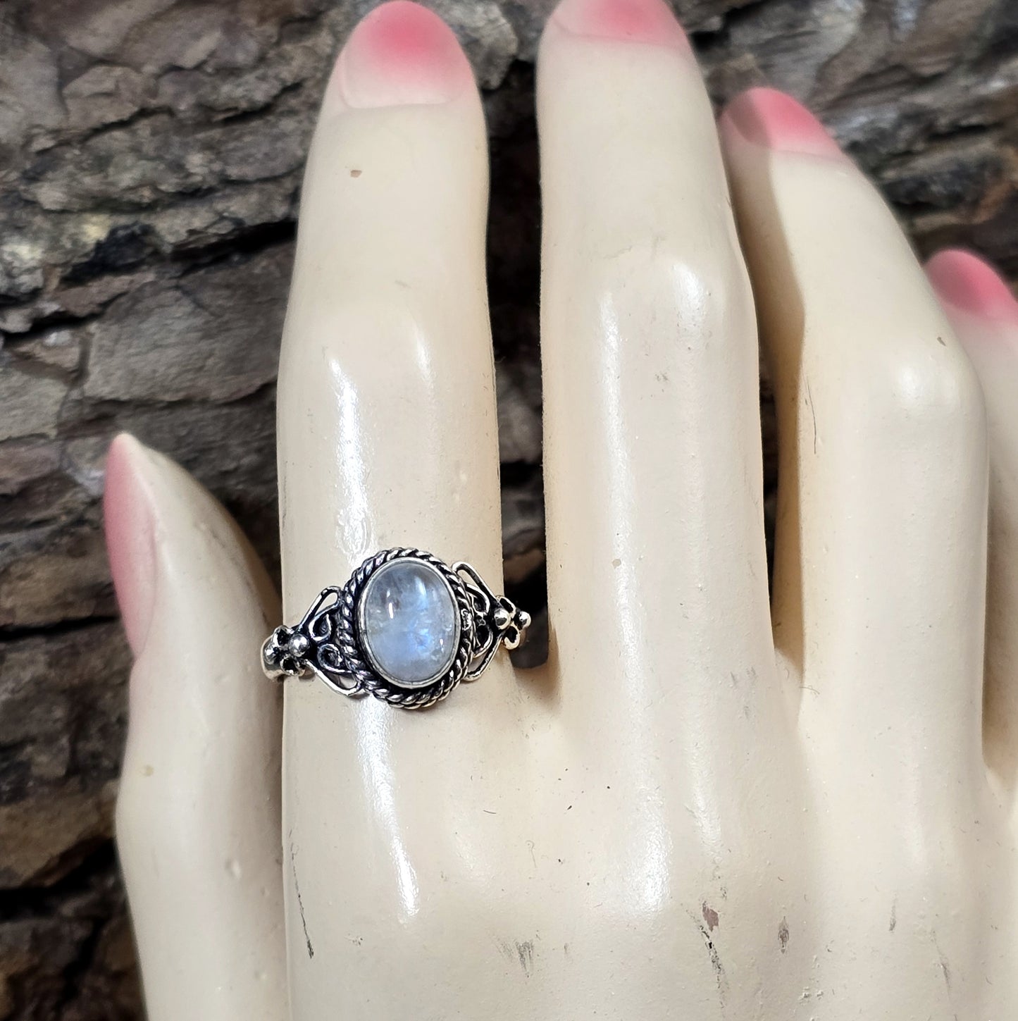 Ring aus .925 Sterling Silber mit kleinem ovalem Regenbogen Mondstein