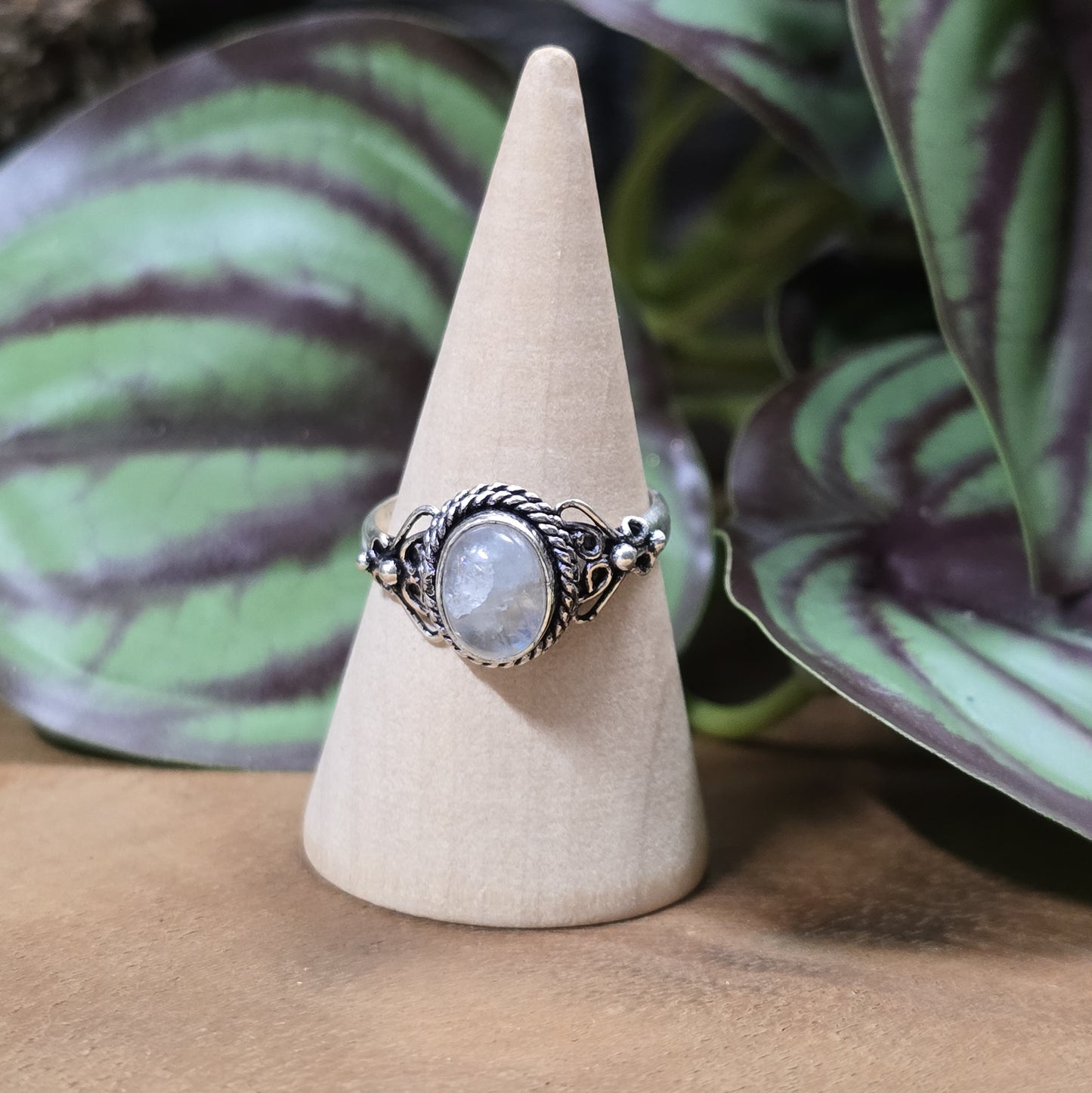 Ring aus .925 Sterling Silber mit kleinem ovalem Regenbogen Mondstein
