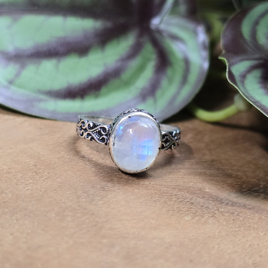 Ring aus .925 Sterling Silber mit ovalem Regenbogen Mondstein