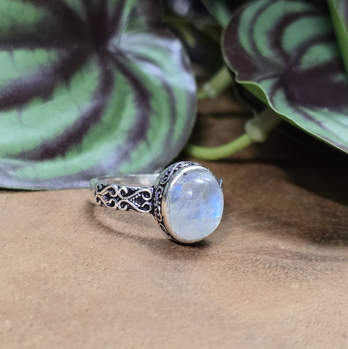 Ring aus .925 Sterling Silber mit ovalem Regenbogen Mondstein