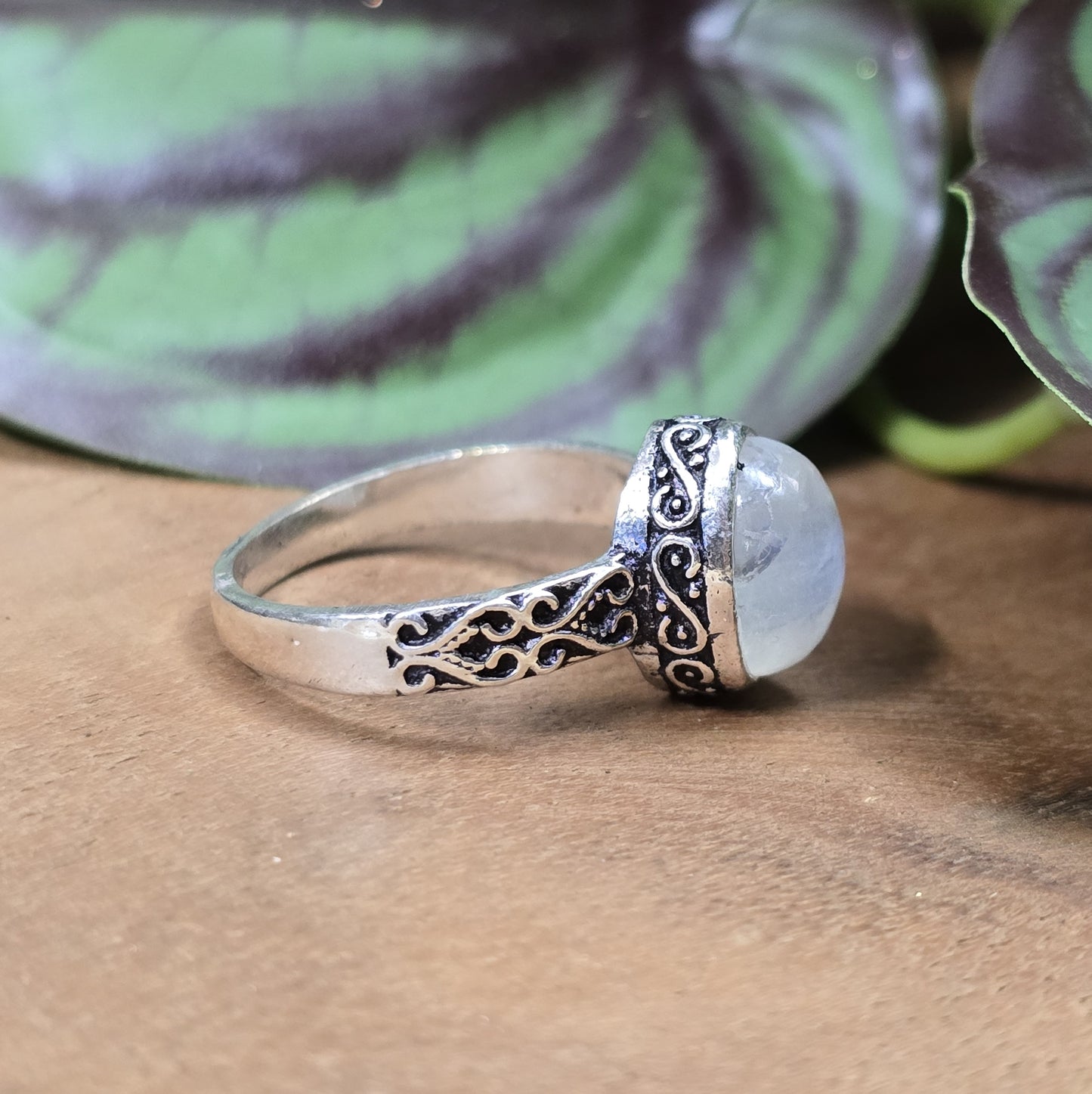 Ring aus .925 Sterling Silber mit ovalem Regenbogen Mondstein