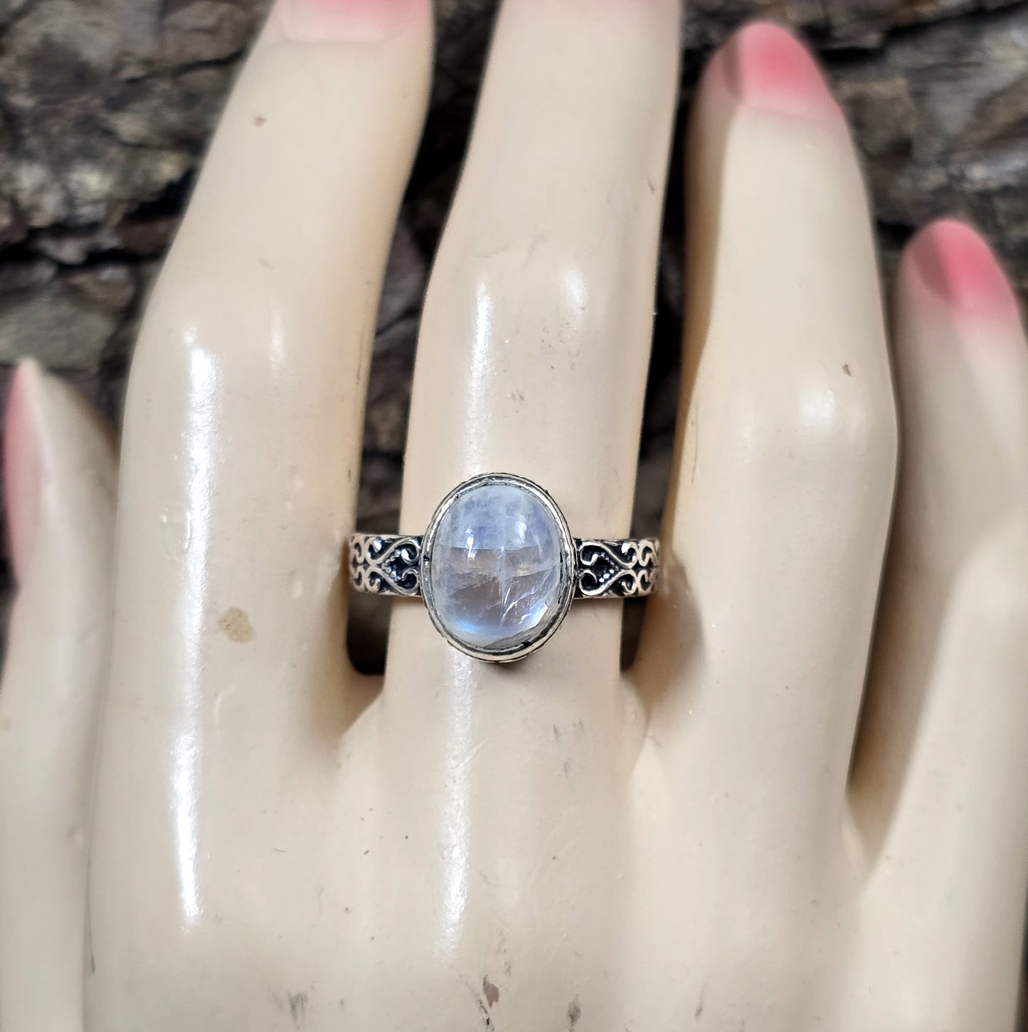 Ring aus .925 Sterling Silber mit ovalem Regenbogen Mondstein