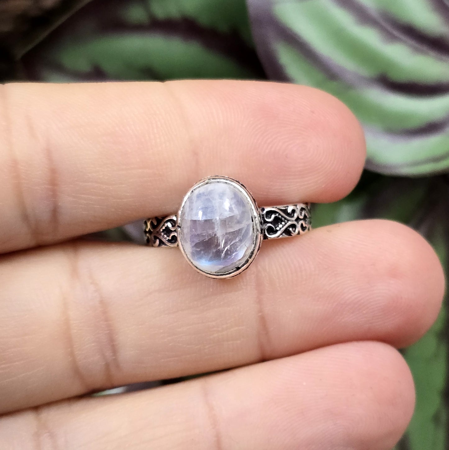 Ring aus .925 Sterling Silber mit ovalem Regenbogen Mondstein