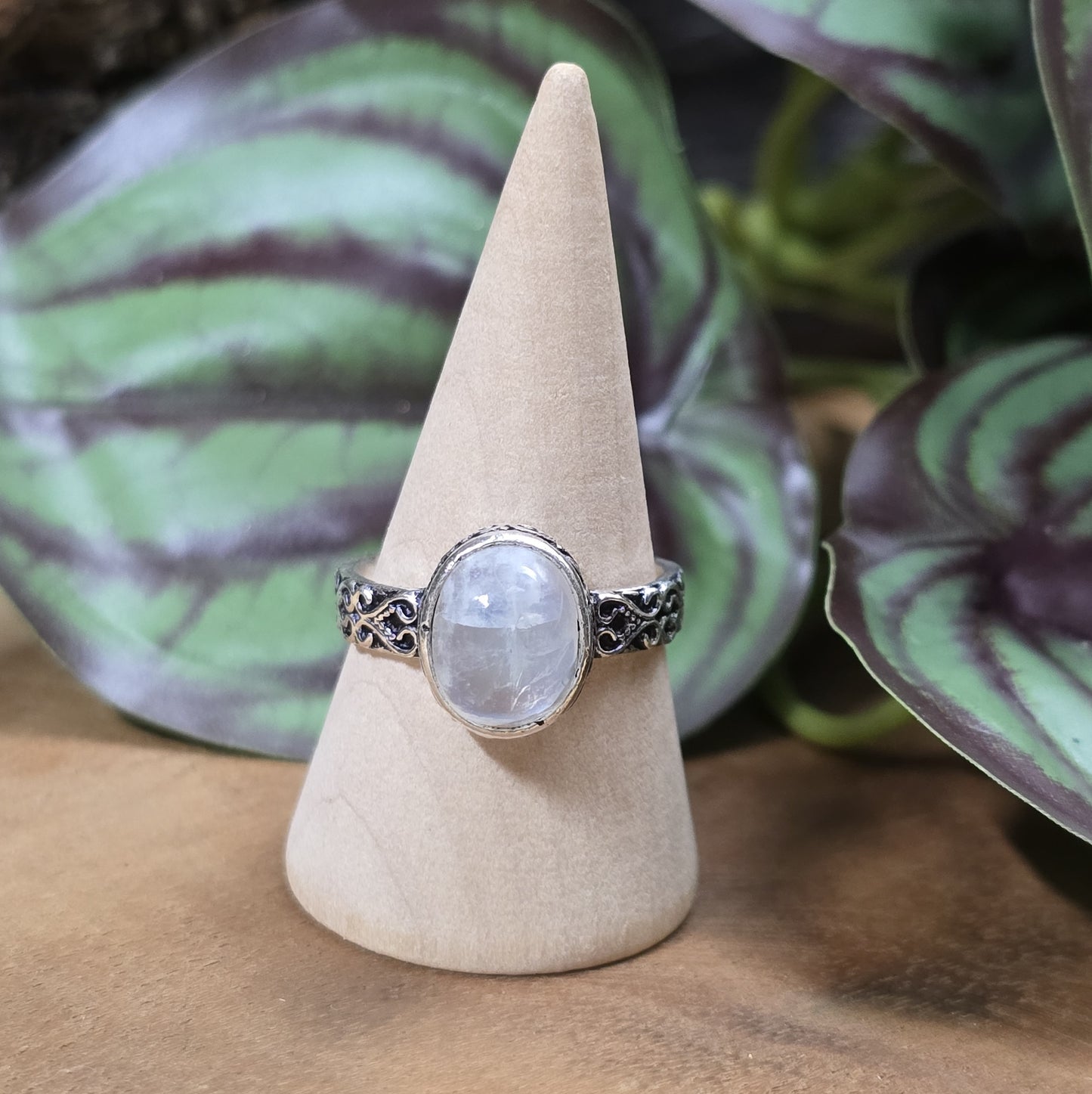 Ring aus .925 Sterling Silber mit ovalem Regenbogen Mondstein