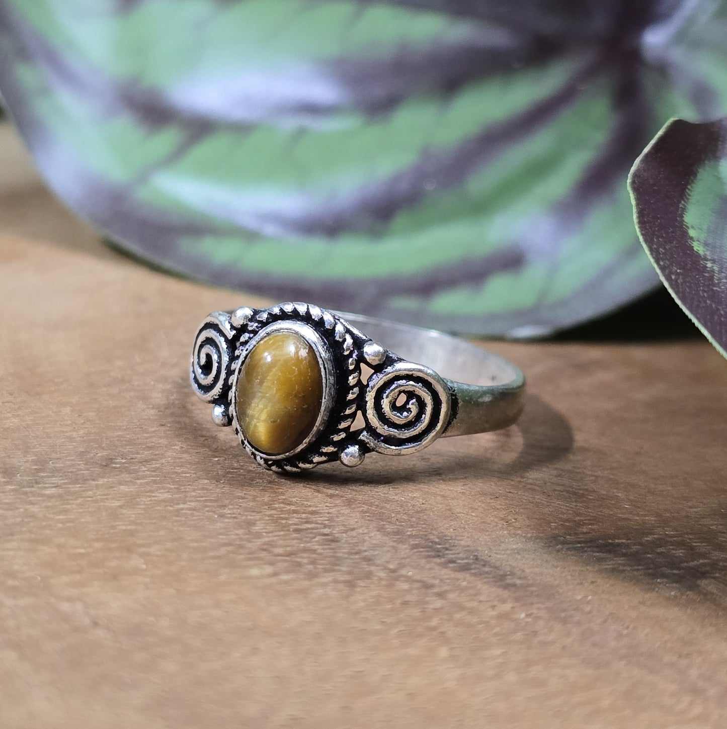 Ring aus .925 Sterling Silber mit kleinem ovalem Tigerauge