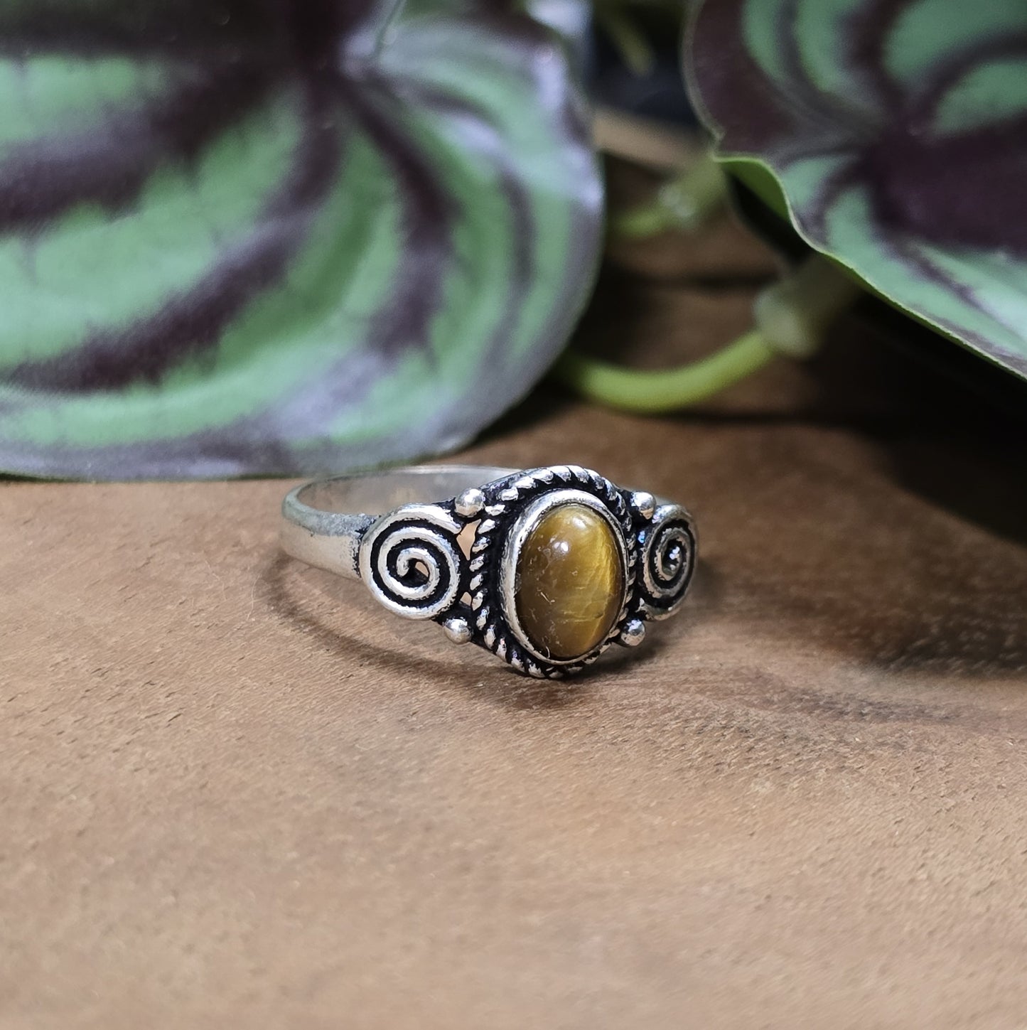 Ring aus .925 Sterling Silber mit kleinem ovalem Tigerauge