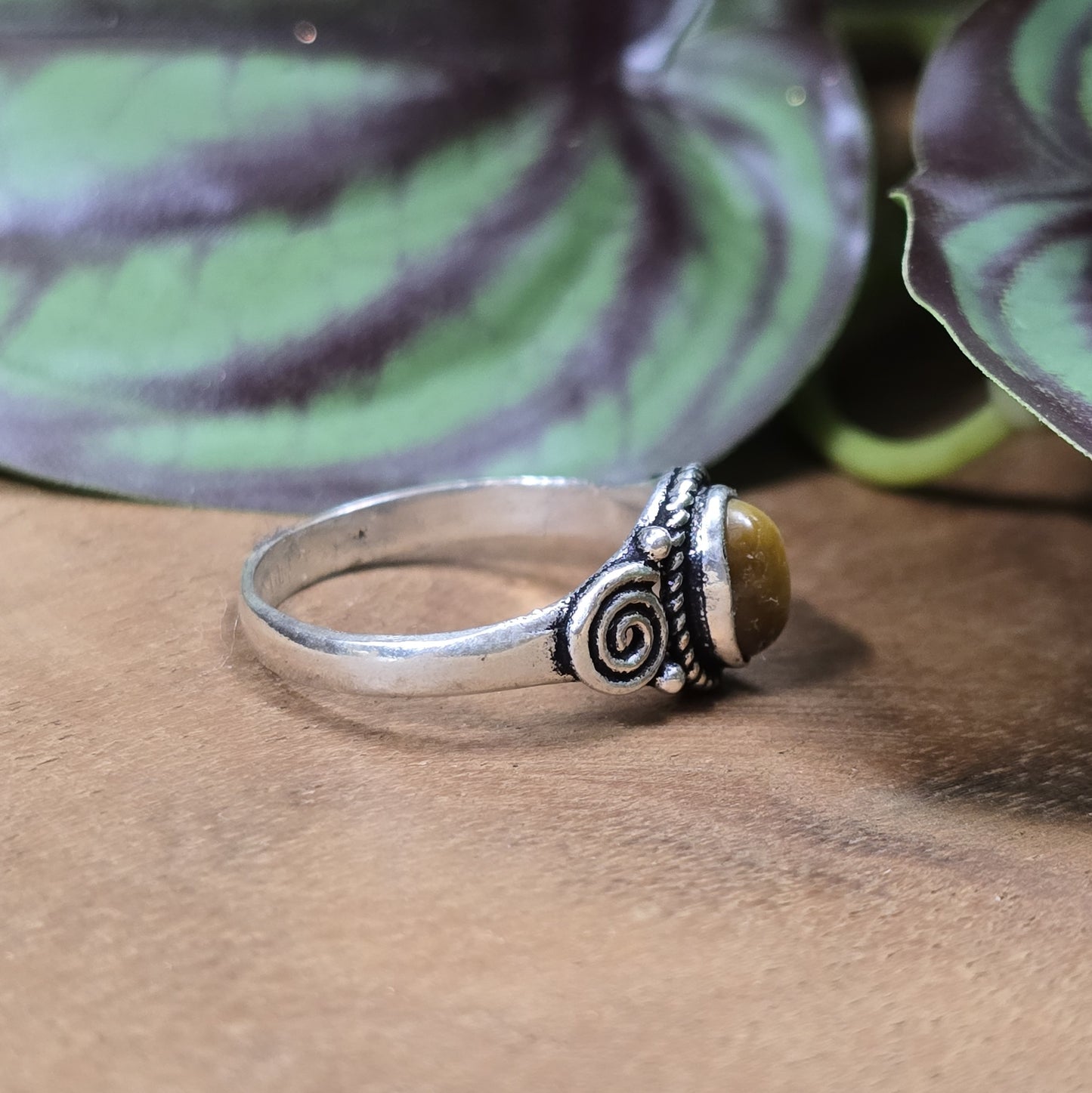 Ring aus .925 Sterling Silber mit kleinem ovalem Tigerauge