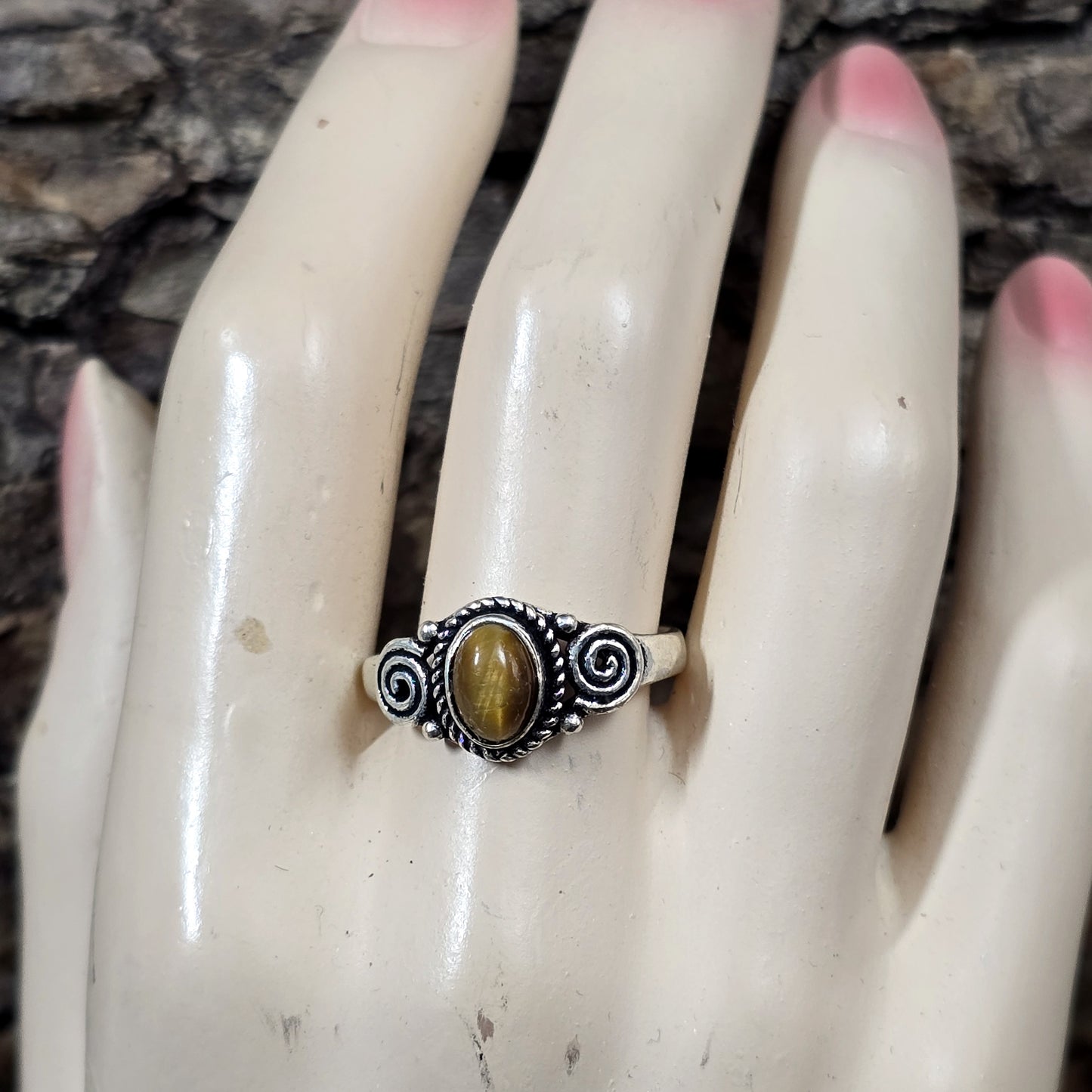 Ring aus .925 Sterling Silber mit kleinem ovalem Tigerauge