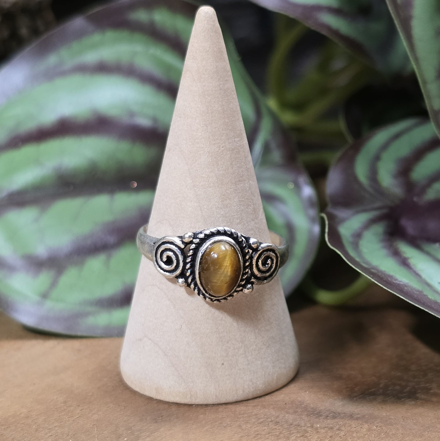 Ring aus .925 Sterling Silber mit kleinem ovalem Tigerauge