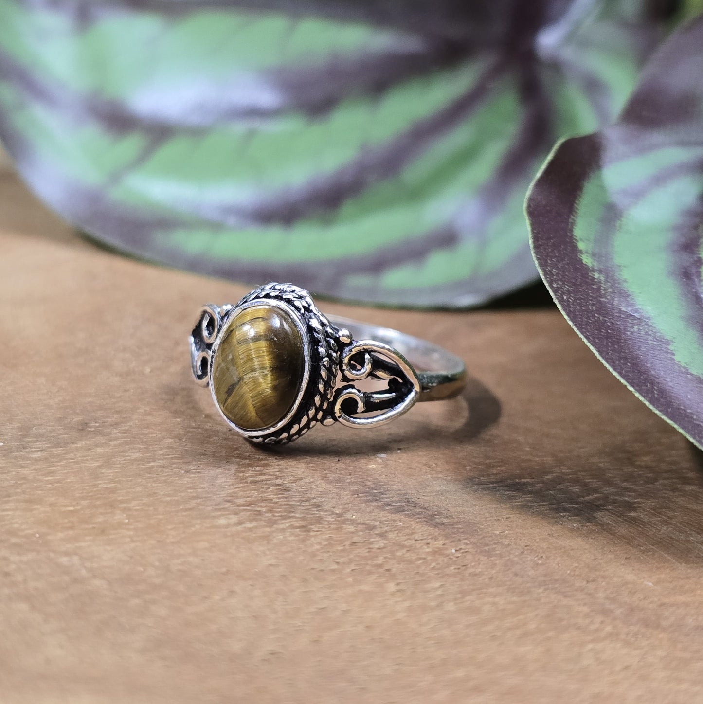 Ring aus .925 Sterling Silber mit kleinem ovalem Tigerauge