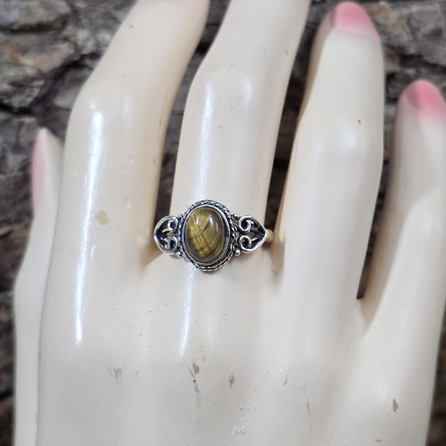 Ring aus .925 Sterling Silber mit kleinem ovalem Tigerauge