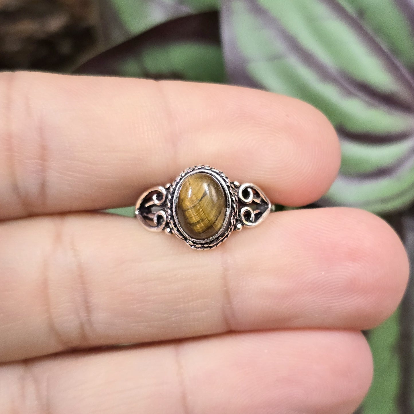 Ring aus .925 Sterling Silber mit kleinem ovalem Tigerauge