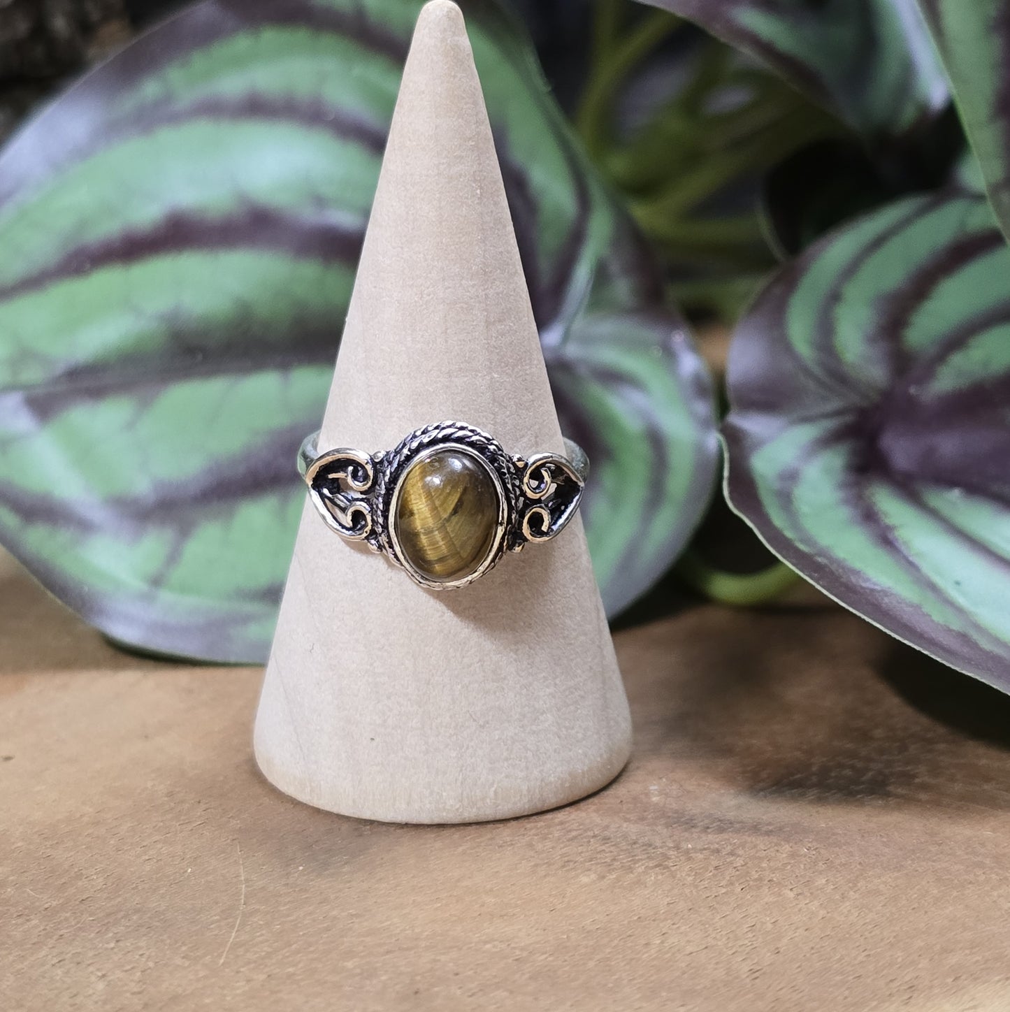 Ring aus .925 Sterling Silber mit kleinem ovalem Tigerauge