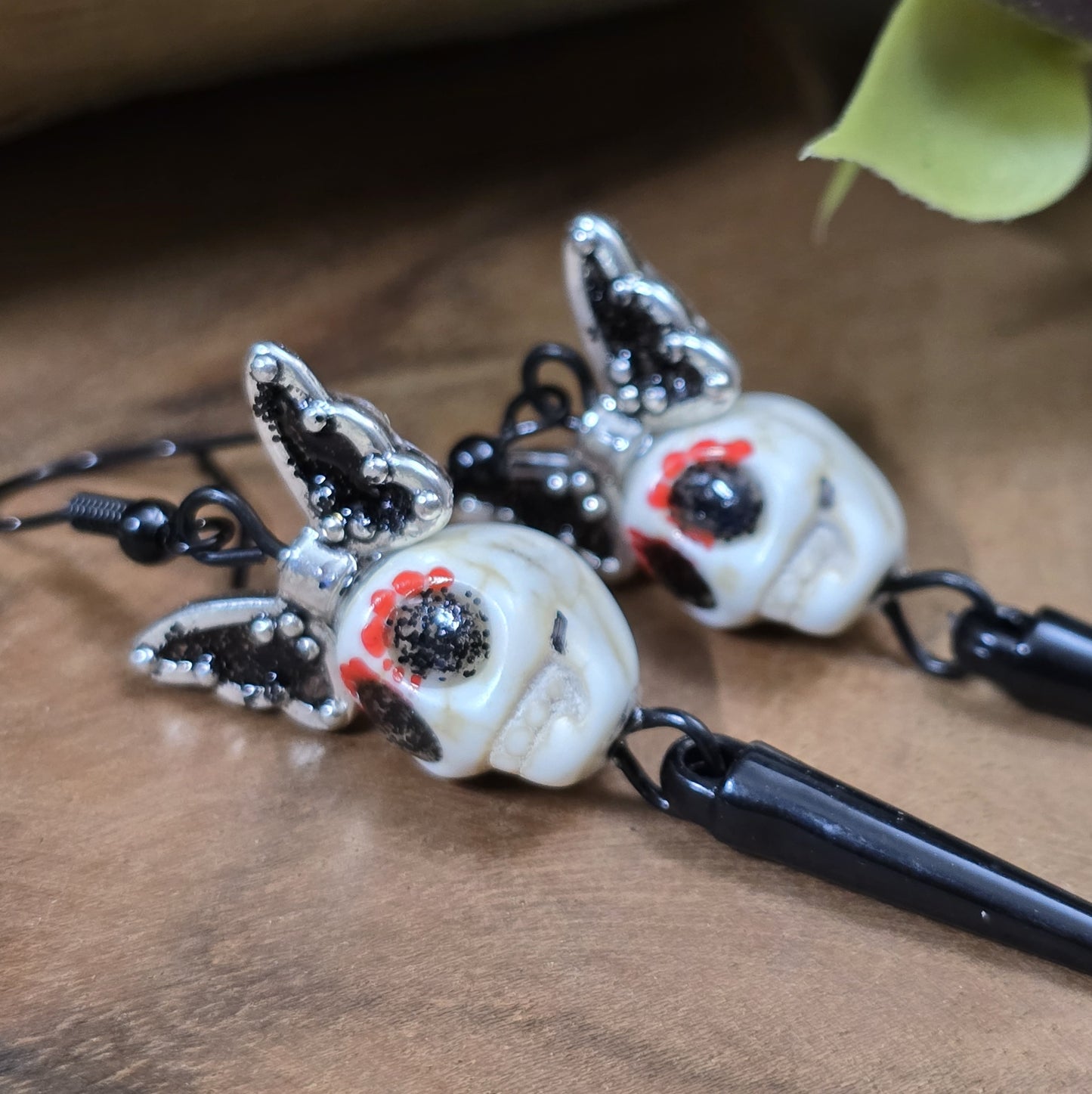 Ohrhänger Santa Muerta, verzierte Totenköpfe an schwarzen Ohrhaken