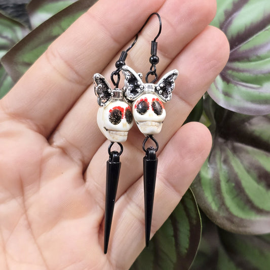 Ohrhänger Santa Muerta, verzierte Totenköpfe an schwarzen Ohrhaken