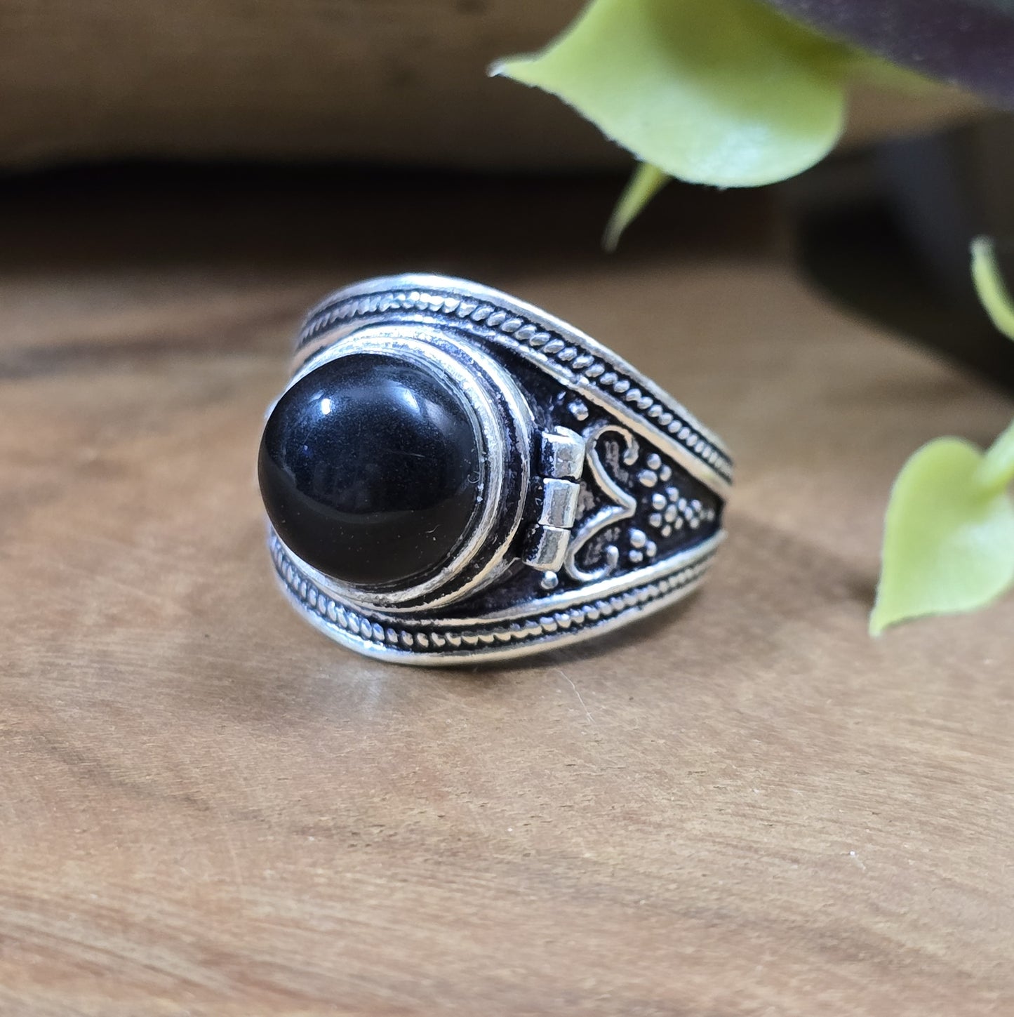 Giftring aus .925 Sterling Silber mit rundem Cabochon aus Onyx