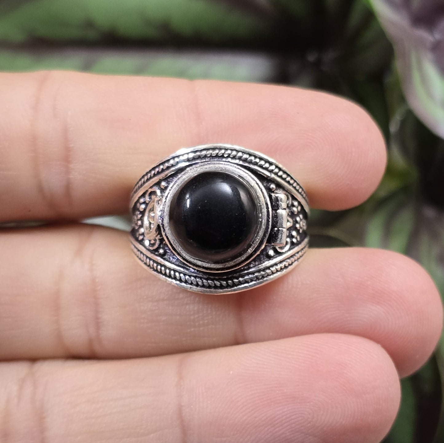 Giftring aus .925 Sterling Silber mit rundem Cabochon aus Onyx