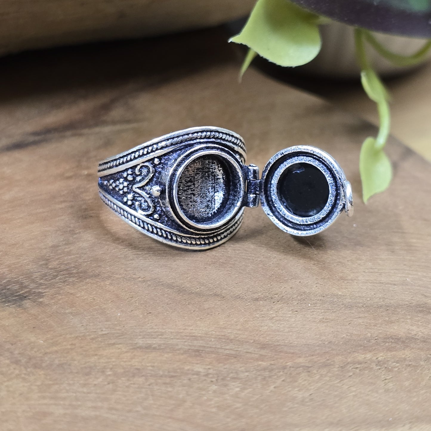Giftring aus .925 Sterling Silber mit rundem Cabochon aus Onyx