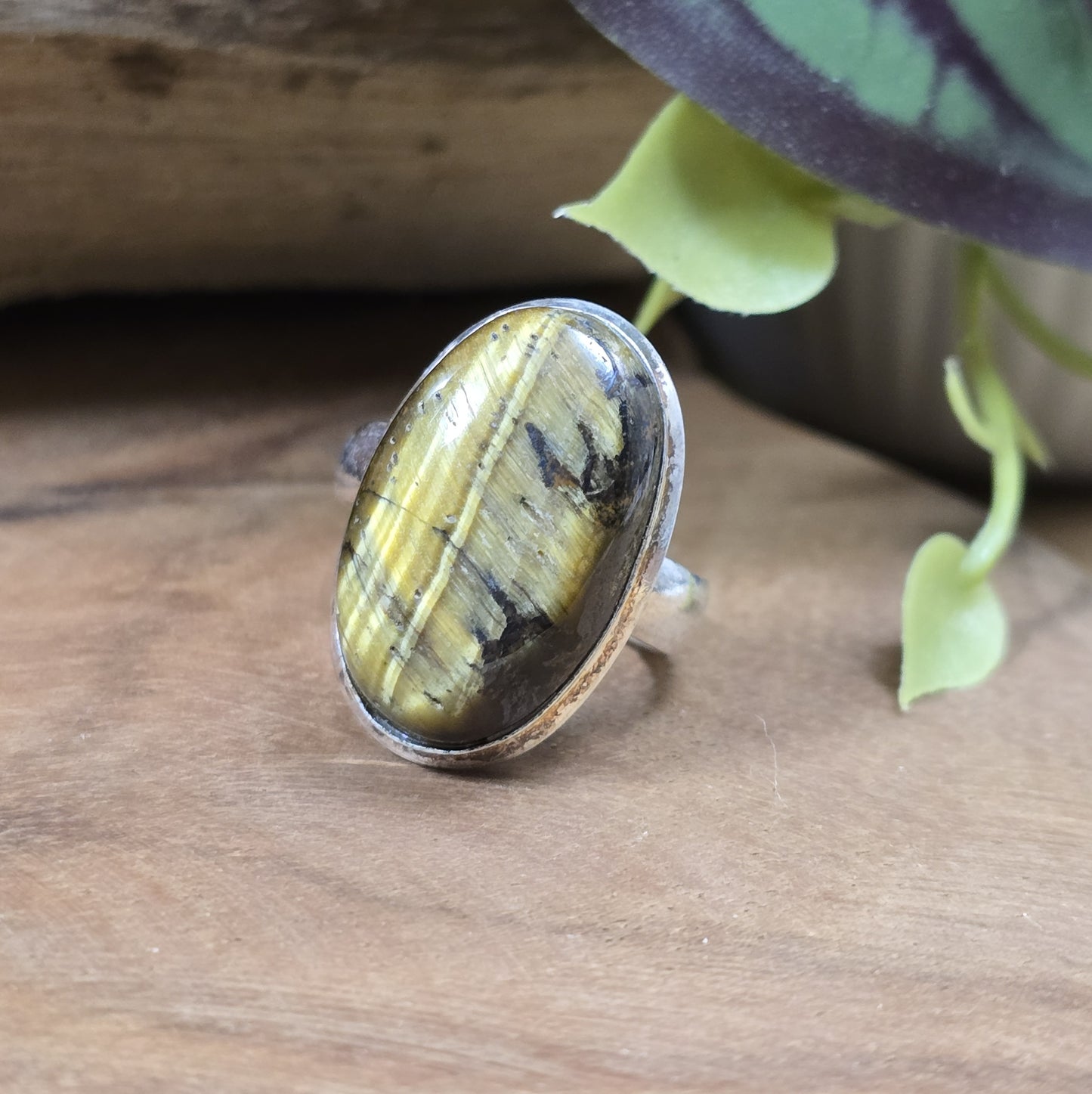 Ring aus .925 Sterling Silber mit großem, ovalem Tigerauge