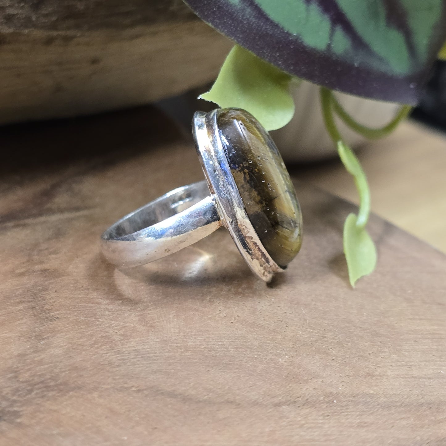 Ring aus .925 Sterling Silber mit großem, ovalem Tigerauge