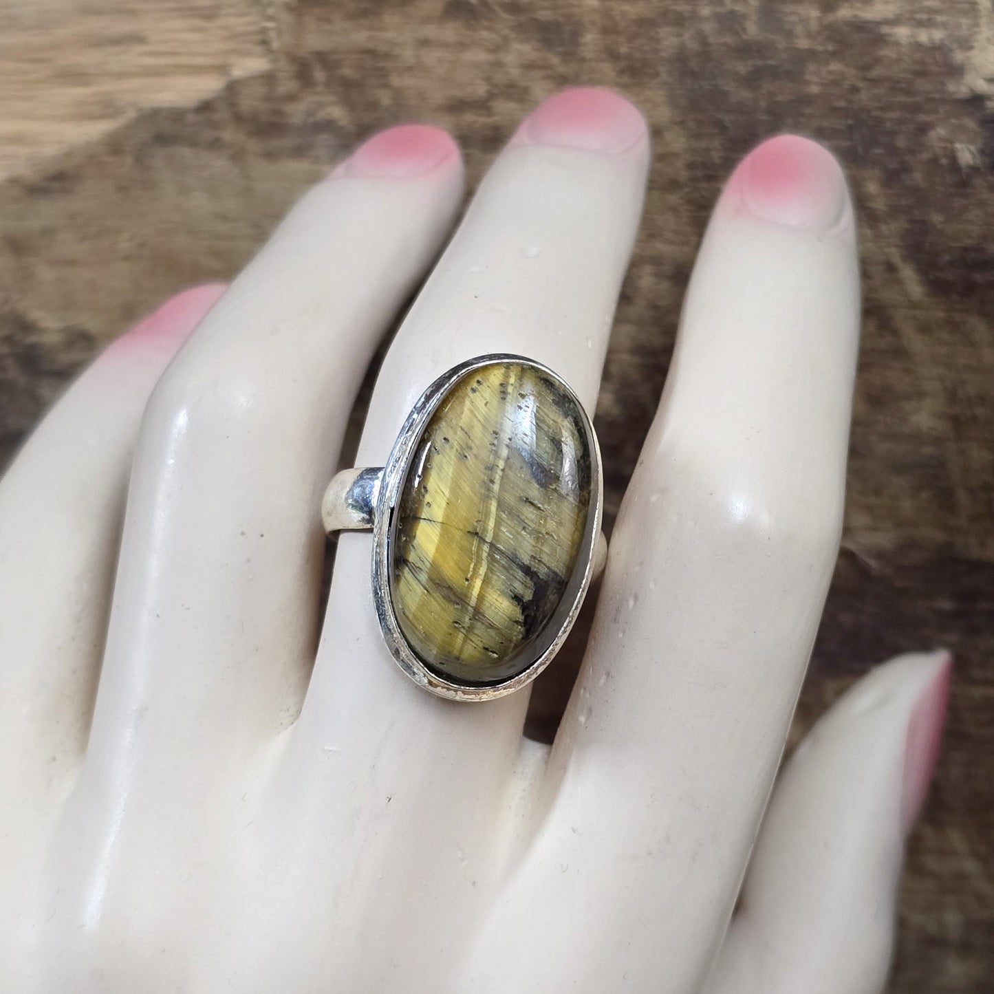 Ring aus .925 Sterling Silber mit großem, ovalem Tigerauge