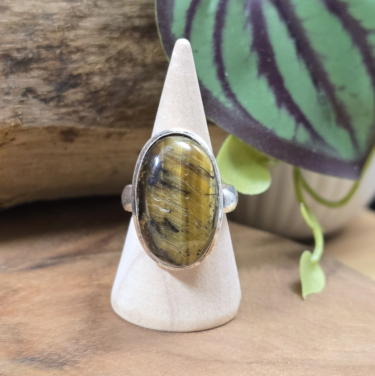 Ring aus .925 Sterling Silber mit großem, ovalem Tigerauge