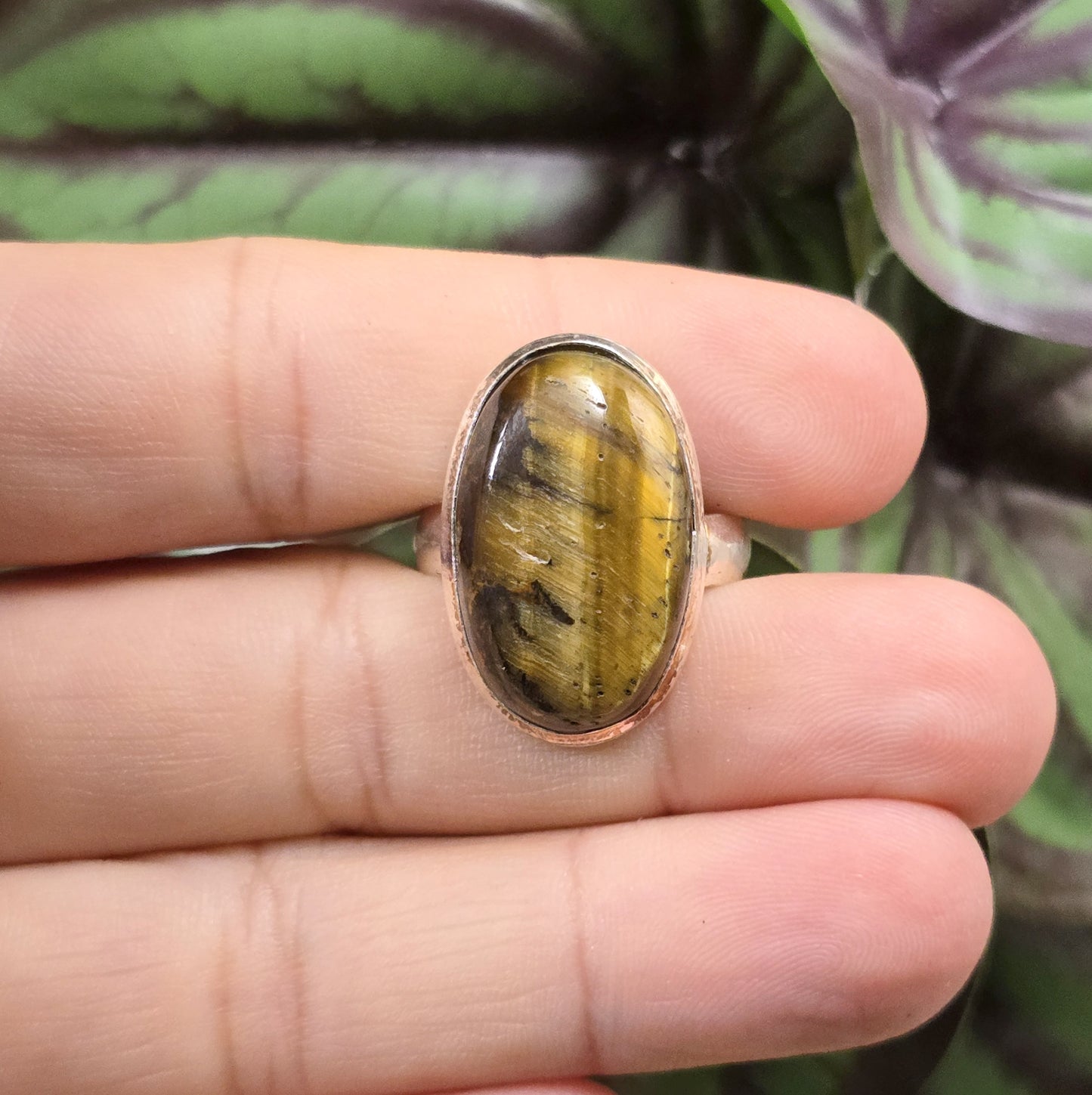 Ring aus .925 Sterling Silber mit großem, ovalem Tigerauge