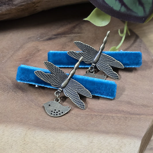 nostalgische Haarclips mit petrolfarbigem Samt, antik bronzefarbigen Libellen und kleinen Vögelchen