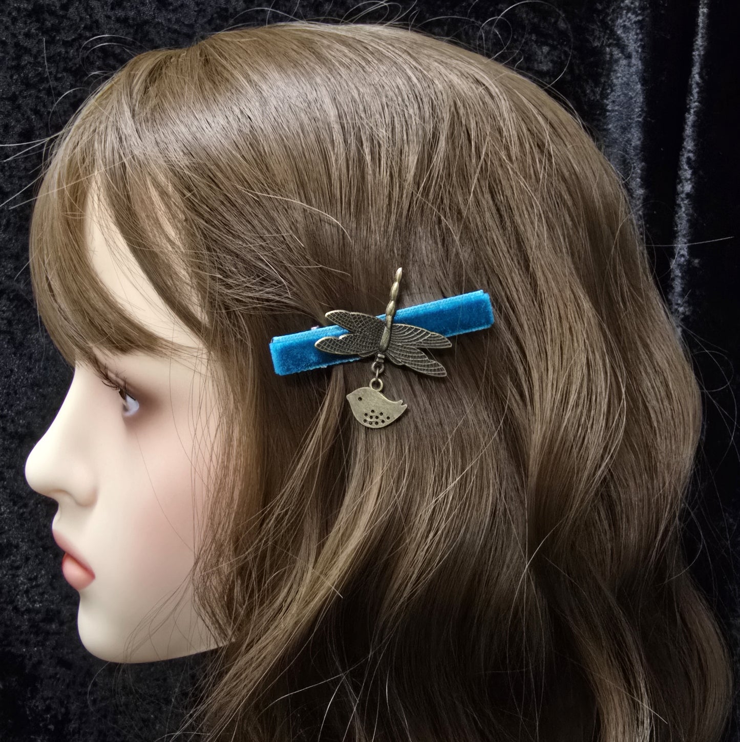 nostalgische Haarclips mit petrolfarbigem Samt, antik bronzefarbigen Libellen und kleinen Vögelchen
