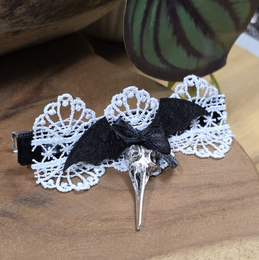 Romantik Haarclip mit weißer Ätzspitze, schwarzer Schleife und Vogelschädel