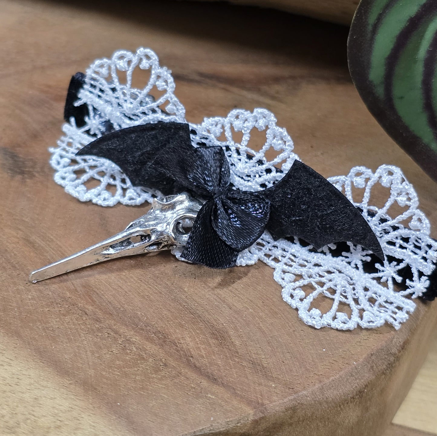 Romantik Haarclip mit weißer Ätzspitze, schwarzer Schleife und Vogelschädel