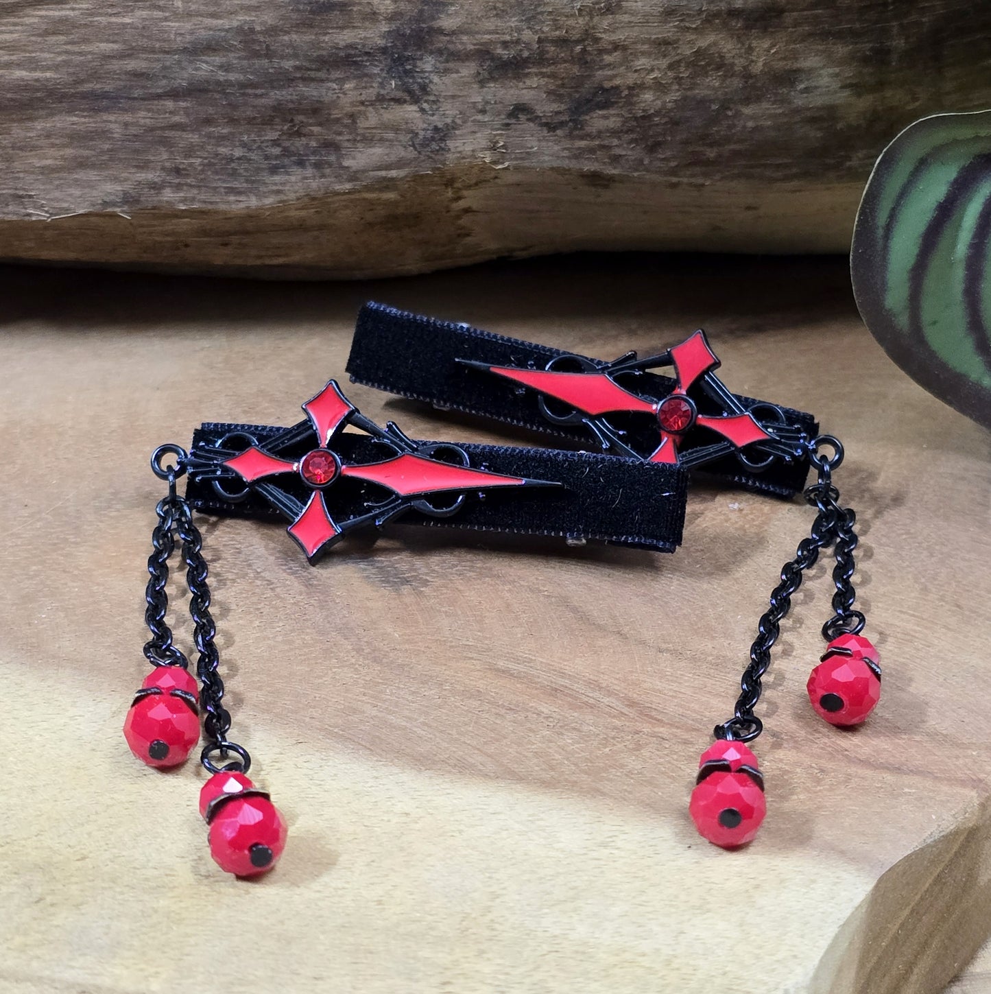 Set aus 2 Gothic-Krokodil-Haarclips im Dark-Romance-Stil, verziert mit einem gotischen Kreuz auf schwarzem Samt, funkelndem Strass, zarten Kettchen und charmanten Anhängern.