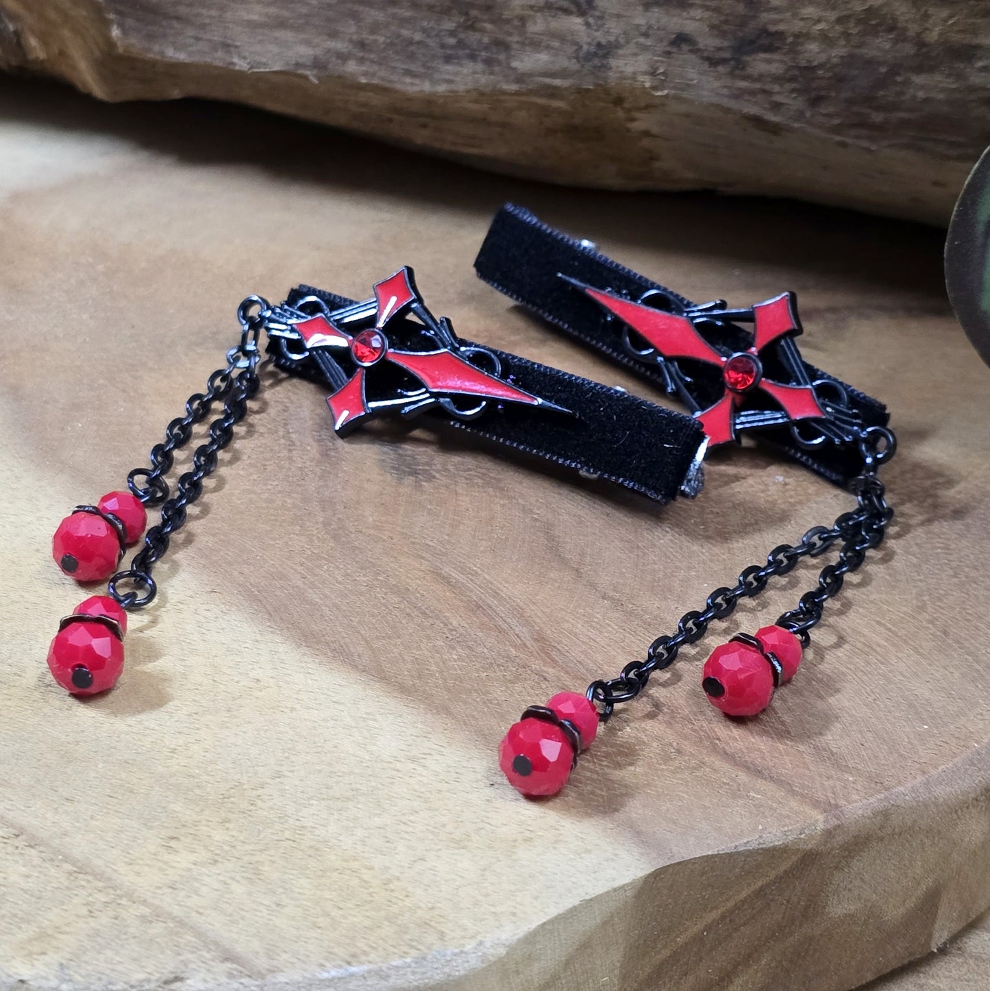 Set aus 2 Gothic-Krokodil-Haarclips im Dark-Romance-Stil, verziert mit einem gotischen Kreuz auf schwarzem Samt, funkelndem Strass, zarten Kettchen und charmanten Anhängern.
