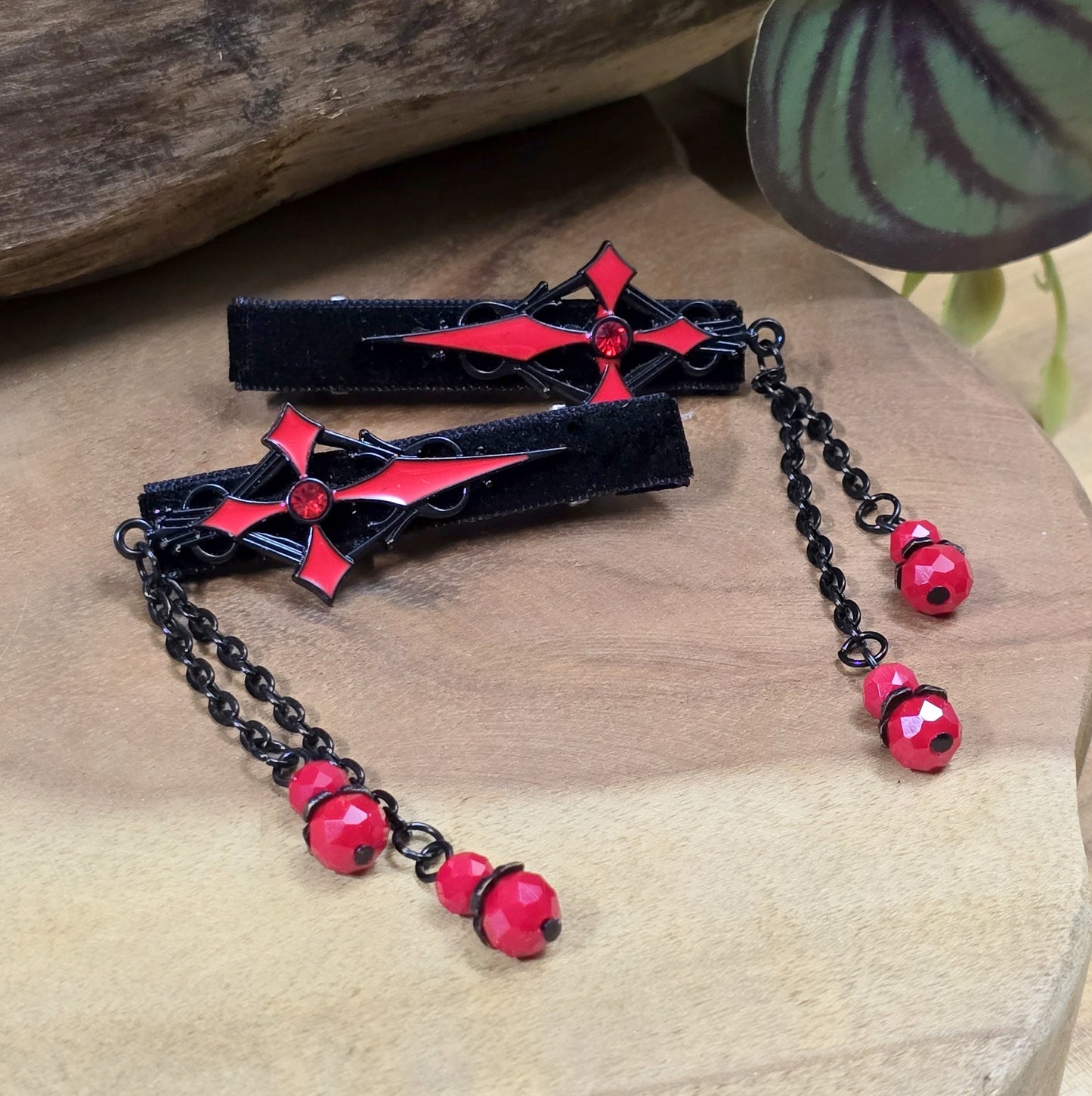 Set aus 2 Gothic-Krokodil-Haarclips im Dark-Romance-Stil, verziert mit einem gotischen Kreuz auf schwarzem Samt, funkelndem Strass, zarten Kettchen und charmanten Anhängern.