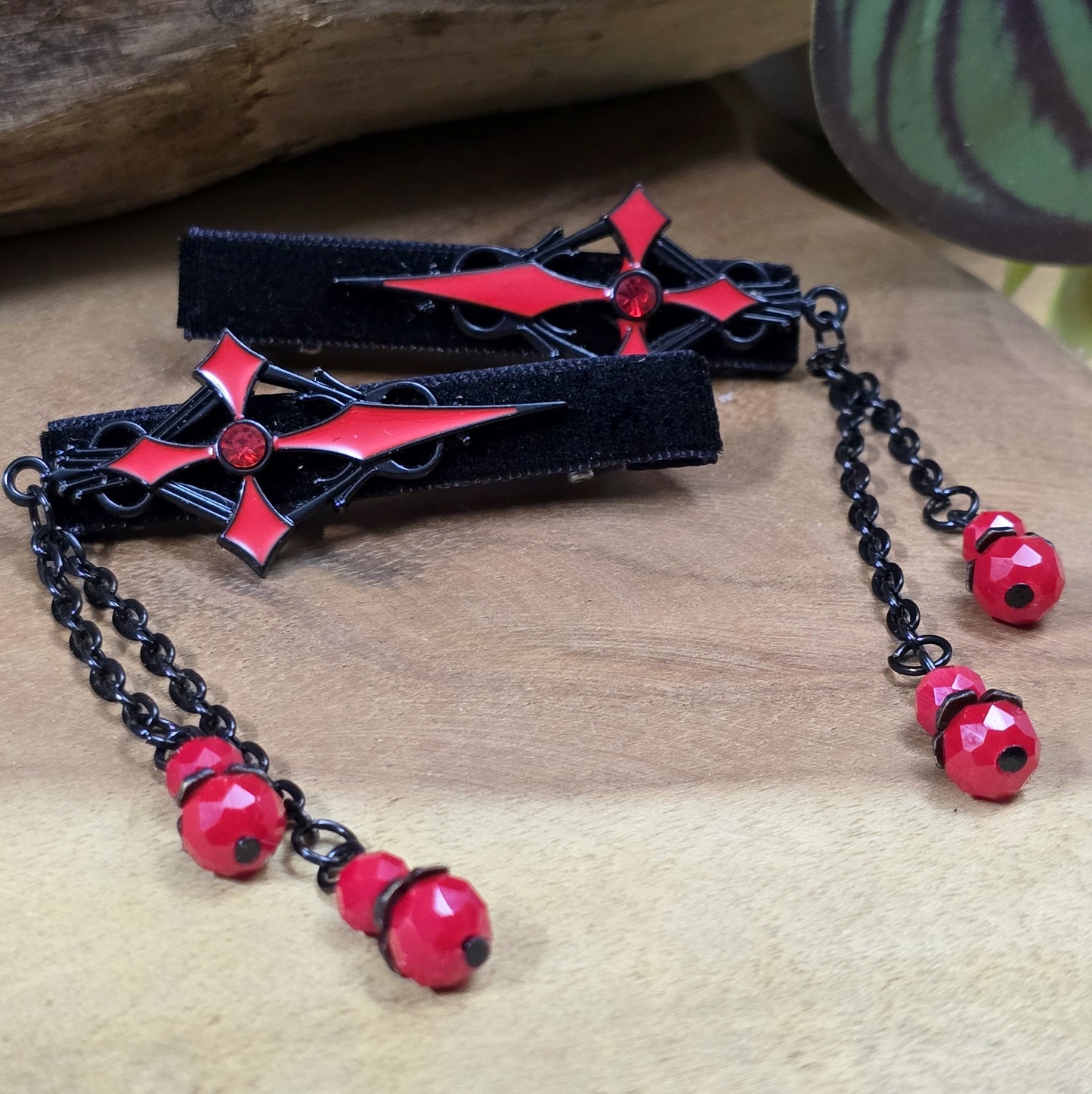 Set aus 2 Gothic-Krokodil-Haarclips im Dark-Romance-Stil, verziert mit einem gotischen Kreuz auf schwarzem Samt, funkelndem Strass, zarten Kettchen und charmanten Anhängern.