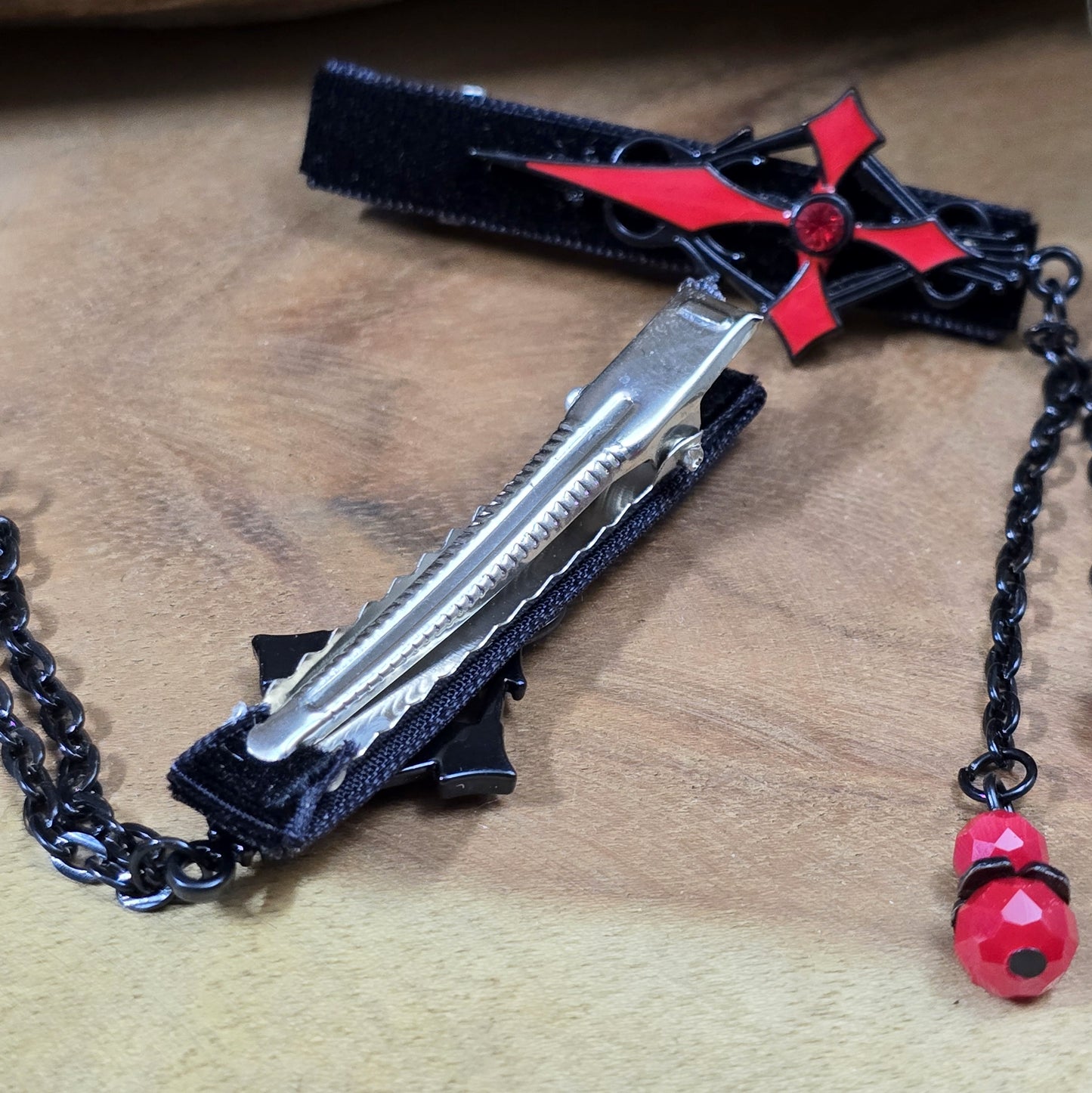 Set aus 2 Gothic-Krokodil-Haarclips im Dark-Romance-Stil, verziert mit einem gotischen Kreuz auf schwarzem Samt, funkelndem Strass, zarten Kettchen und charmanten Anhängern.