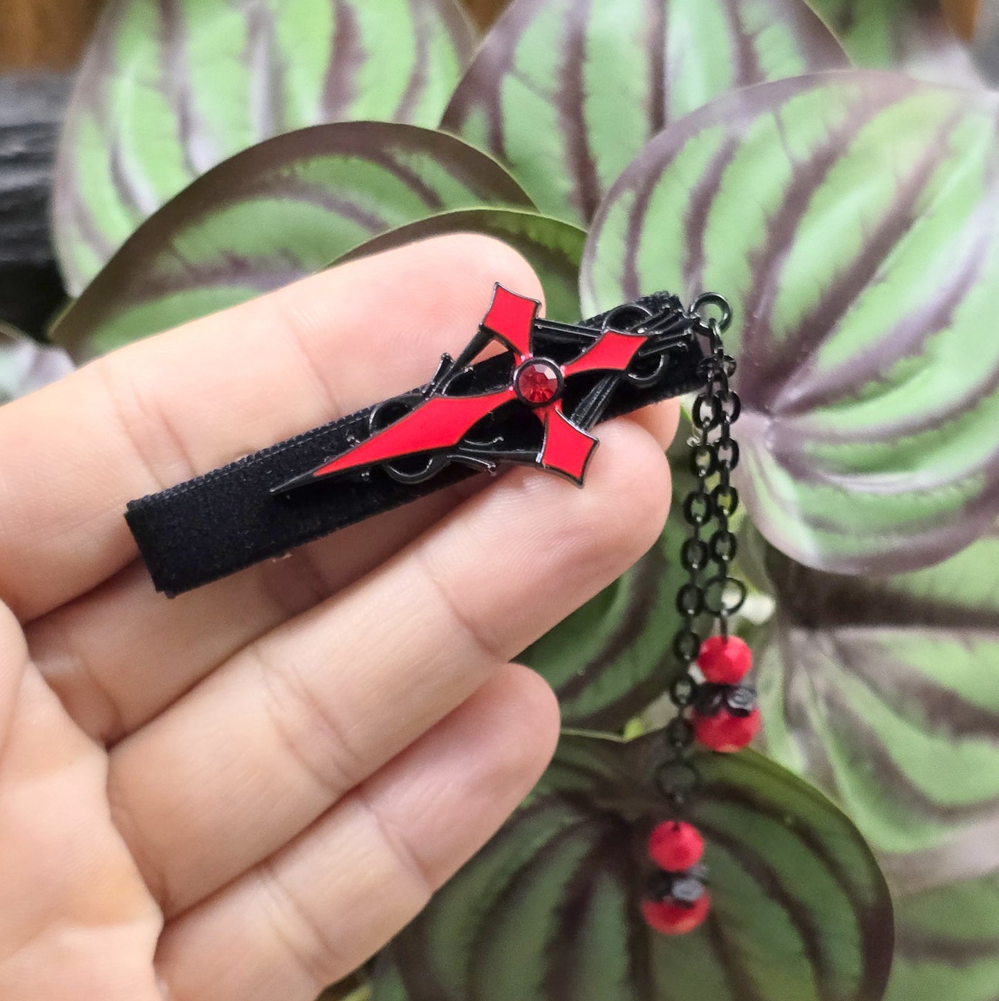 Set aus 2 Gothic-Krokodil-Haarclips im Dark-Romance-Stil, verziert mit einem gotischen Kreuz auf schwarzem Samt, funkelndem Strass, zarten Kettchen und charmanten Anhängern.