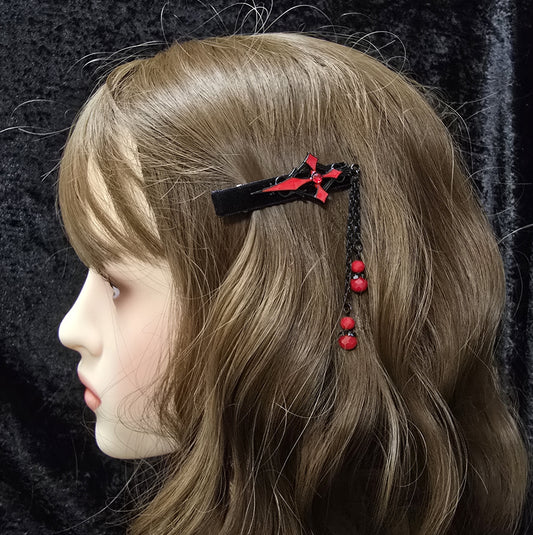 Set aus 2 Gothic-Krokodil-Haarclips im Dark-Romance-Stil, verziert mit einem gotischen Kreuz auf schwarzem Samt, funkelndem Strass, zarten Kettchen und charmanten Anhängern.