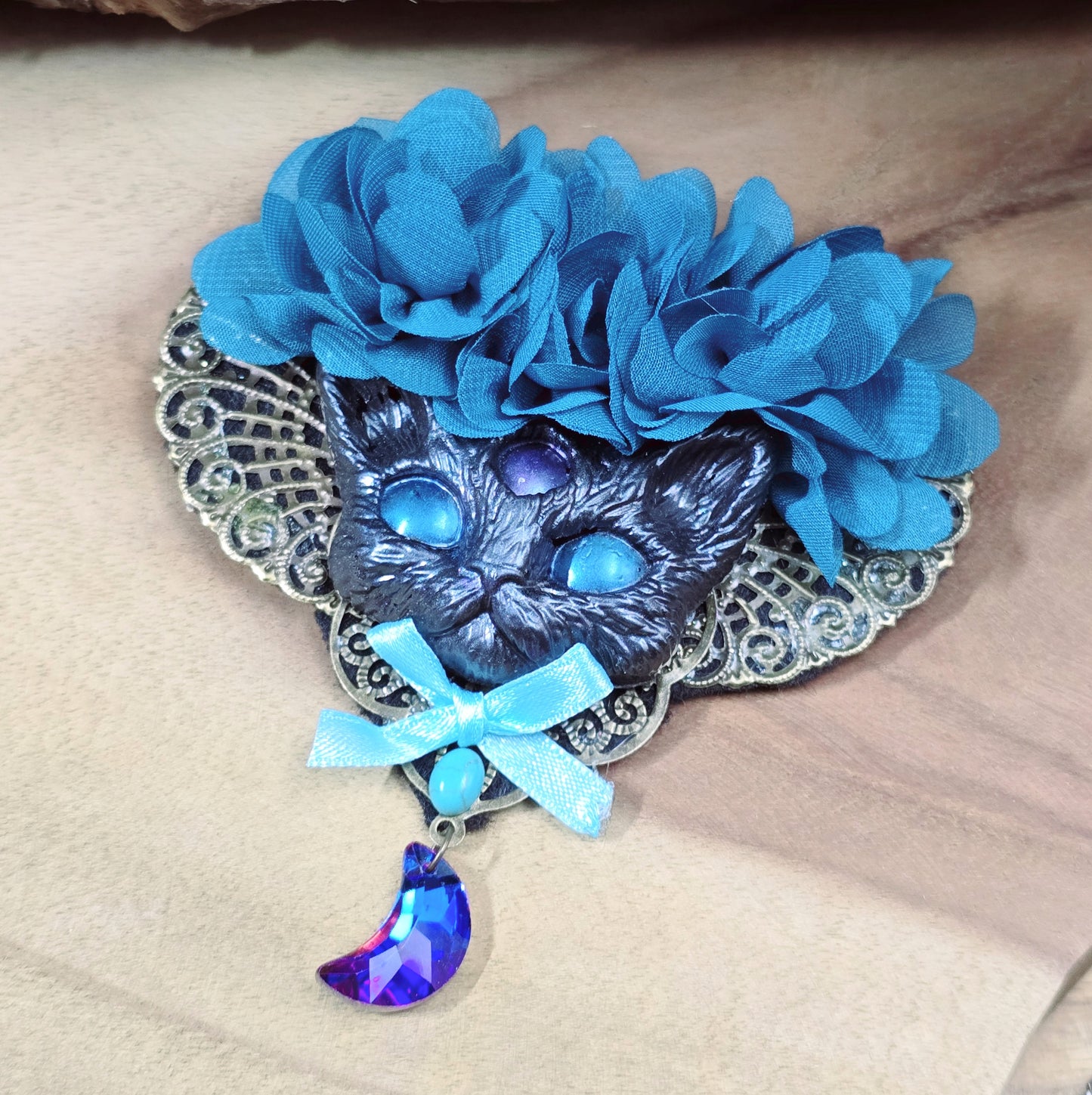 große Brosche mystische Katze mit petrolfarbenen Blumen, für Taschen, Jacken, Hüte etc.