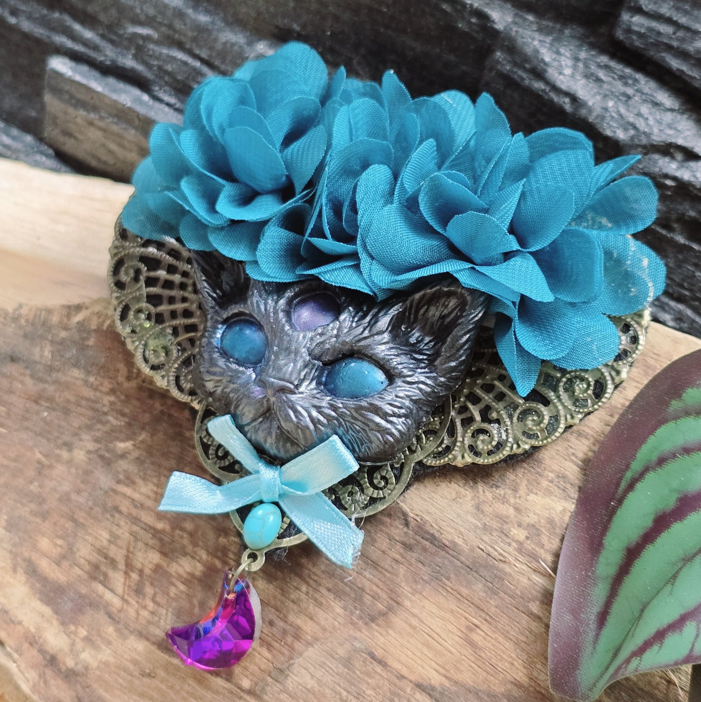 große Brosche mystische Katze mit petrolfarbenen Blumen, für Taschen, Jacken, Hüte etc.