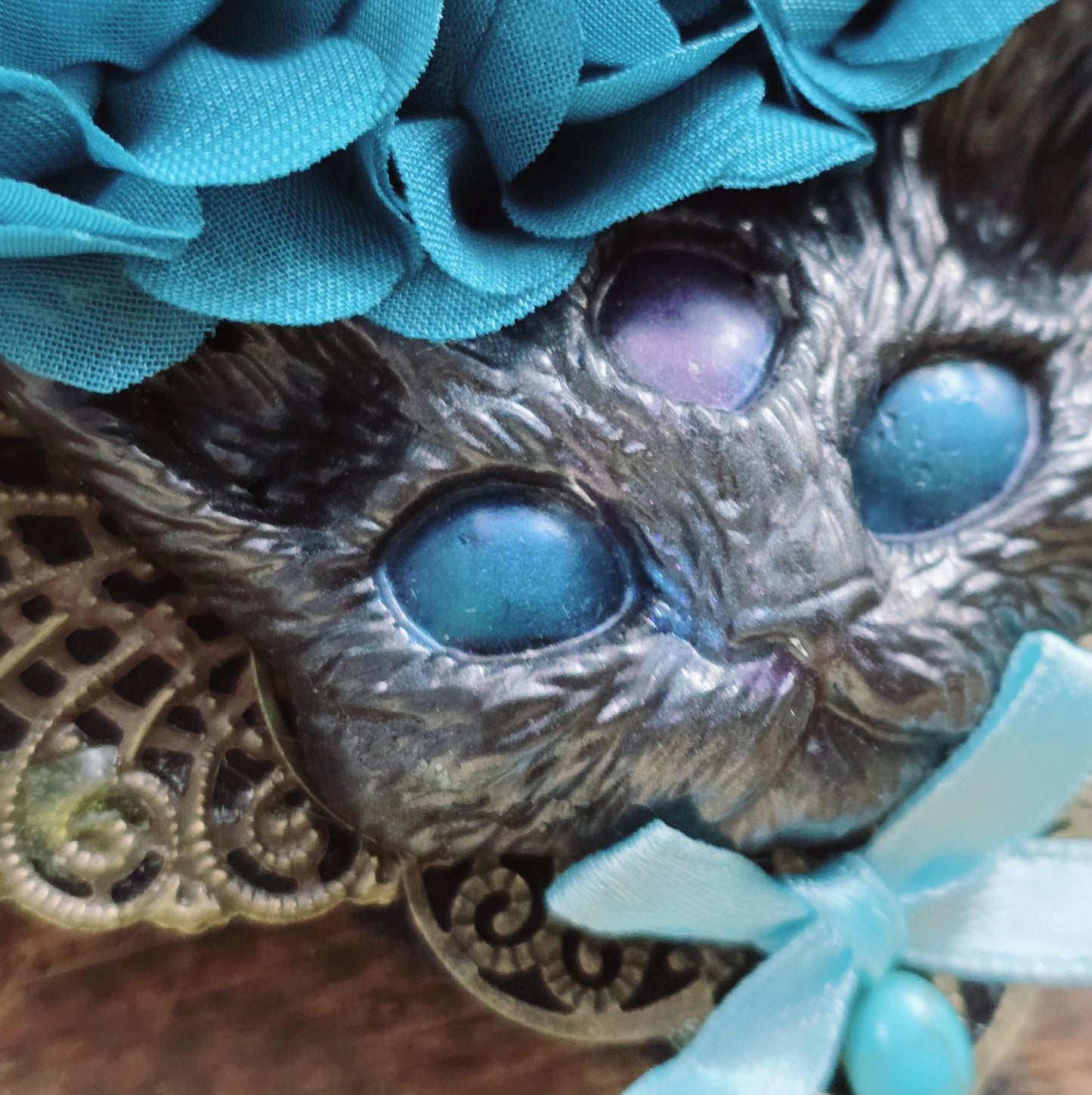 große Brosche mystische Katze mit petrolfarbenen Blumen, für Taschen, Jacken, Hüte etc.