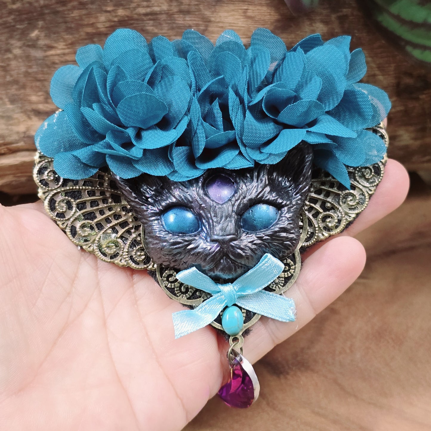 große Brosche mystische Katze mit petrolfarbenen Blumen, für Taschen, Jacken, Hüte etc.