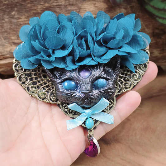 große Brosche mystische Katze mit petrolfarbenen Blumen, für Taschen, Jacken, Hüte etc.