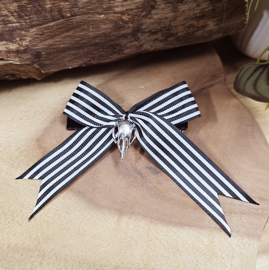 Krokodil Haarclip mit schwarz/weiß gestreift Schleife und Vogelschädel